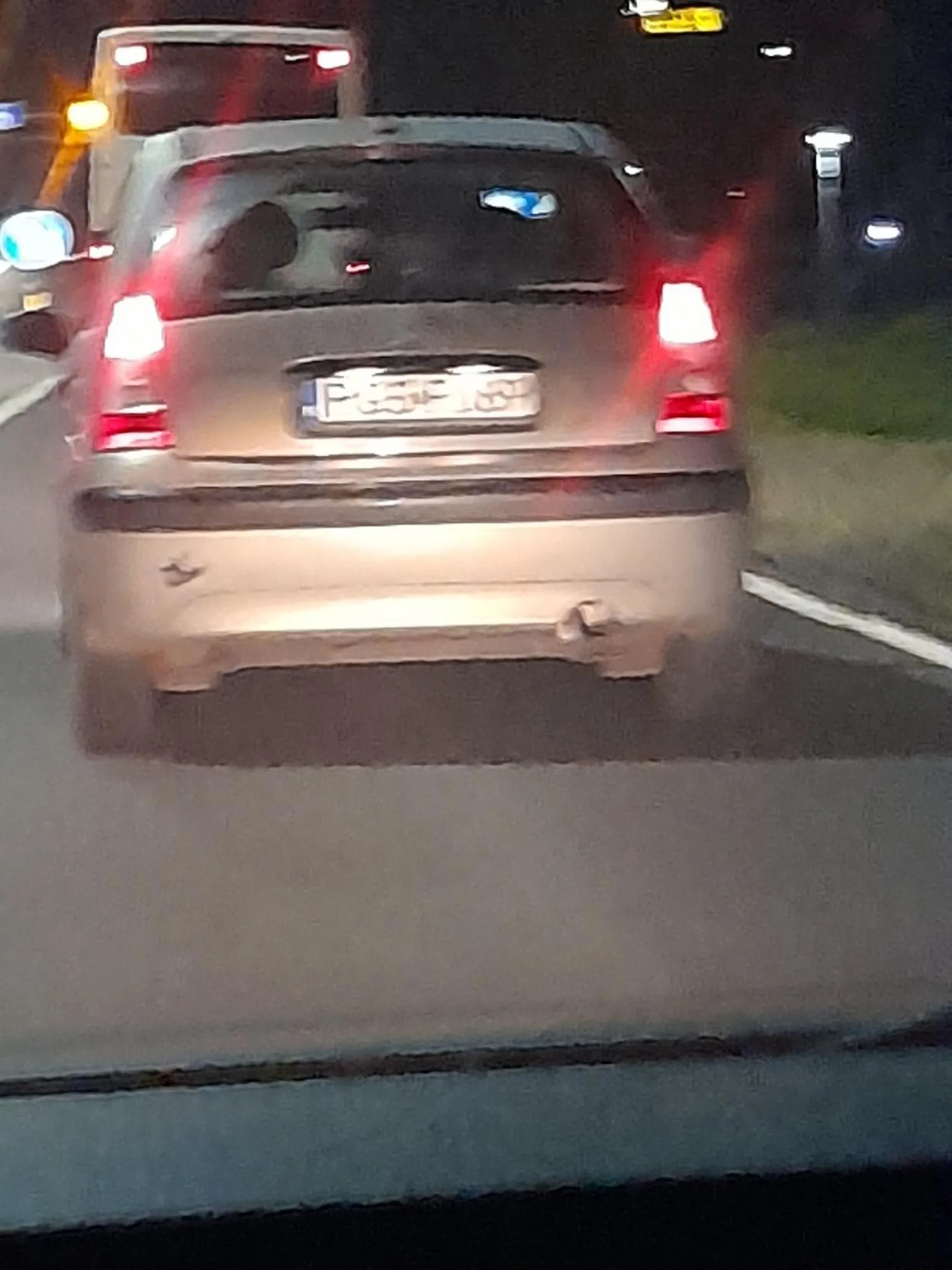 Dzień dobry wszystkim jadącym na trasie Jankowice-Wroclaw. Niestety, jest na tej trasie jeden osobnik, który postanawia z "osiedla" domków jednorodzinnych wyjechać na drogę główna pod jadące z dozwoloną prędkością (70km/h) samochody i udawać, że nic się nie stało. Uważajcie na samochod ! Złotawy citroen.