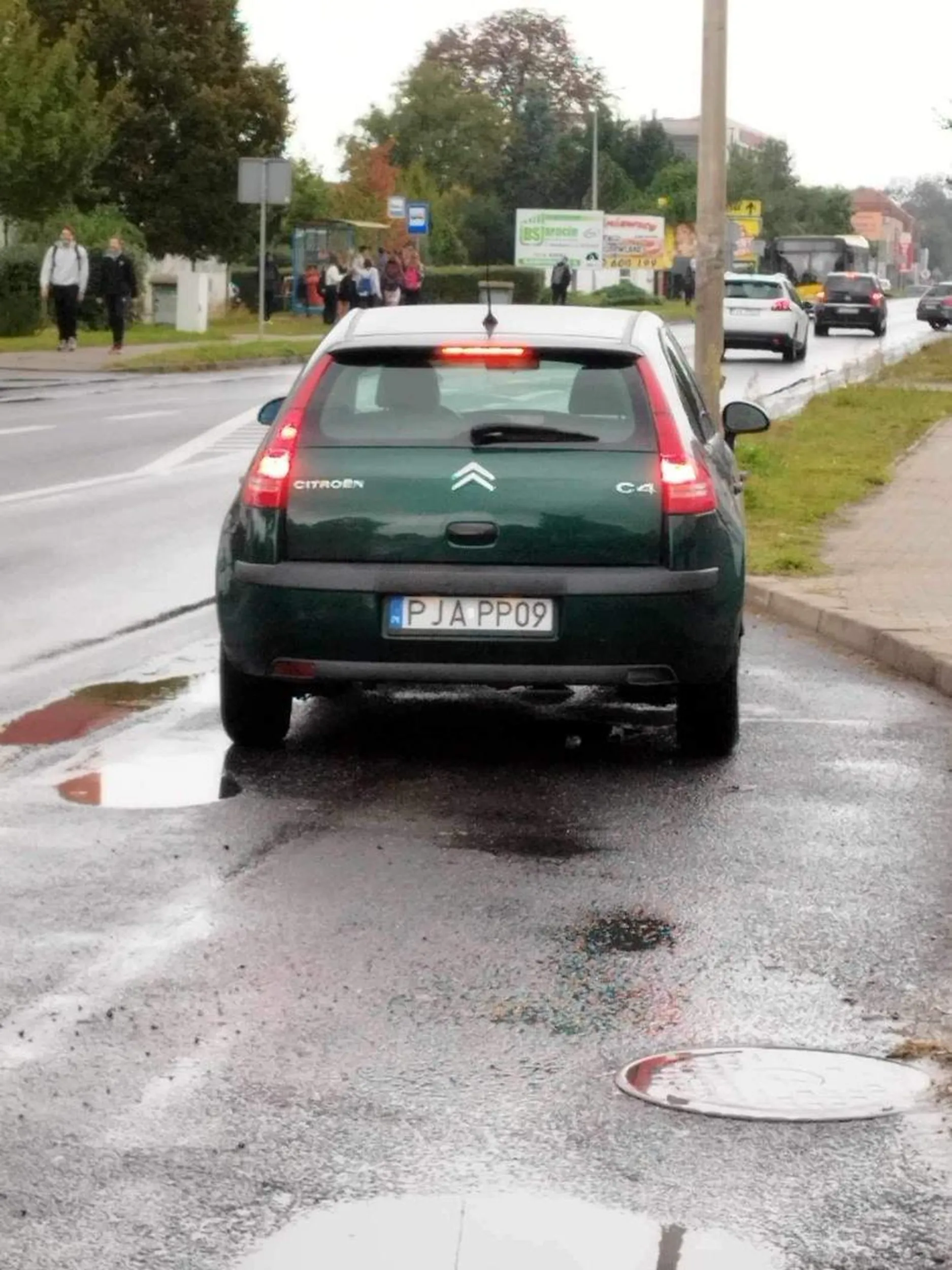 Jakiś kondom z citroena c4 ochlapał ludzi na przystanku