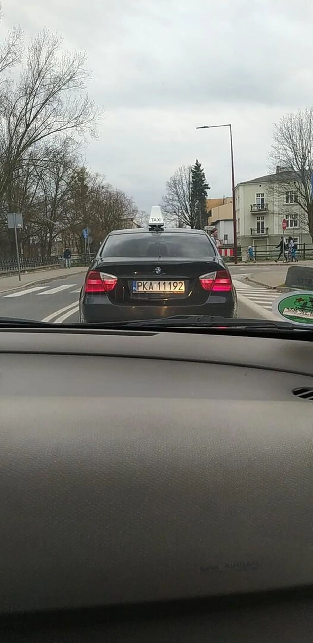 Czarna bmka z ubera, jeździ jak pierdoła, zatrzymuje się na zielonym