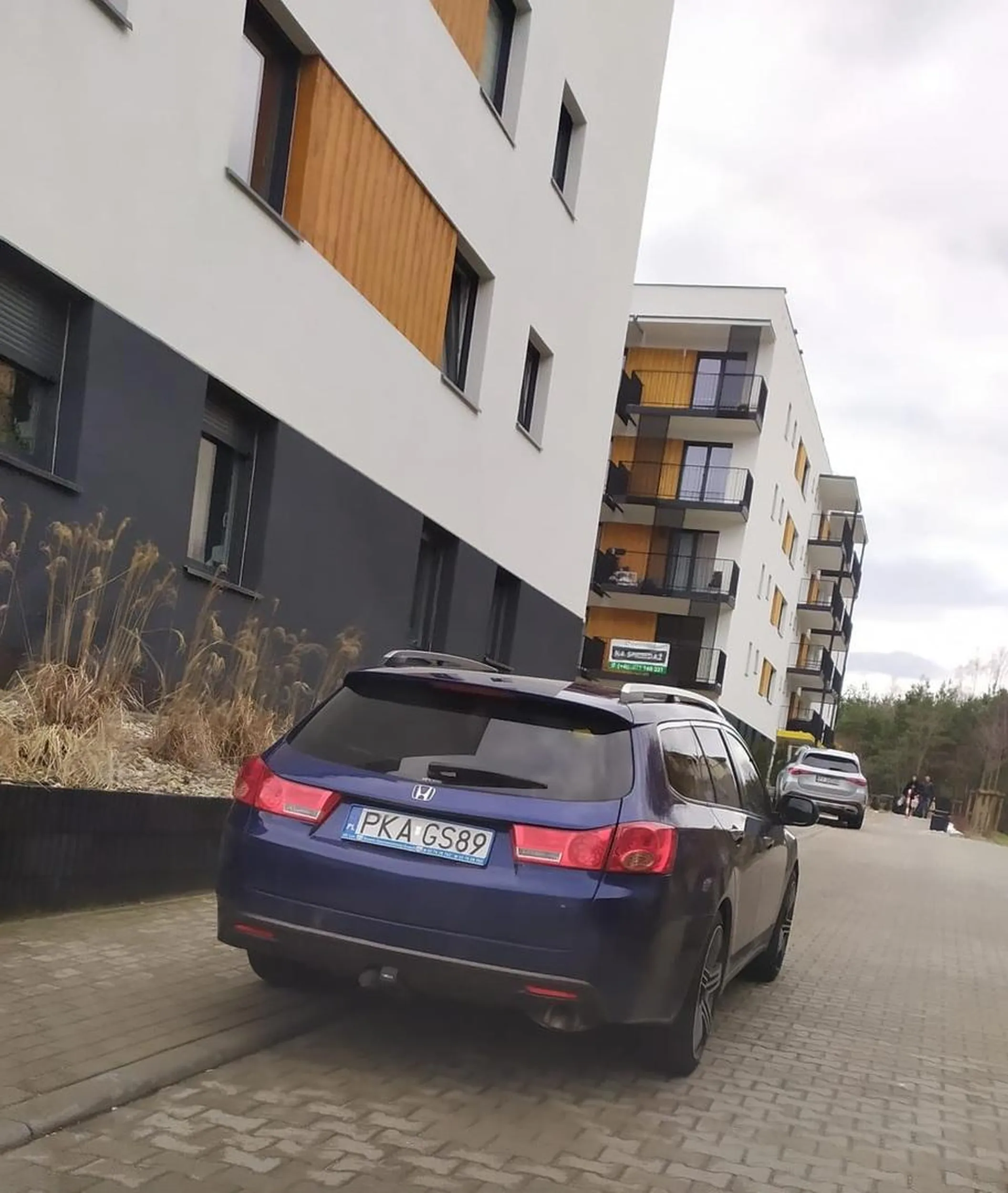 Regularnie blokuje chodnik, gdzie obok są wolne miejsca parkingowe.