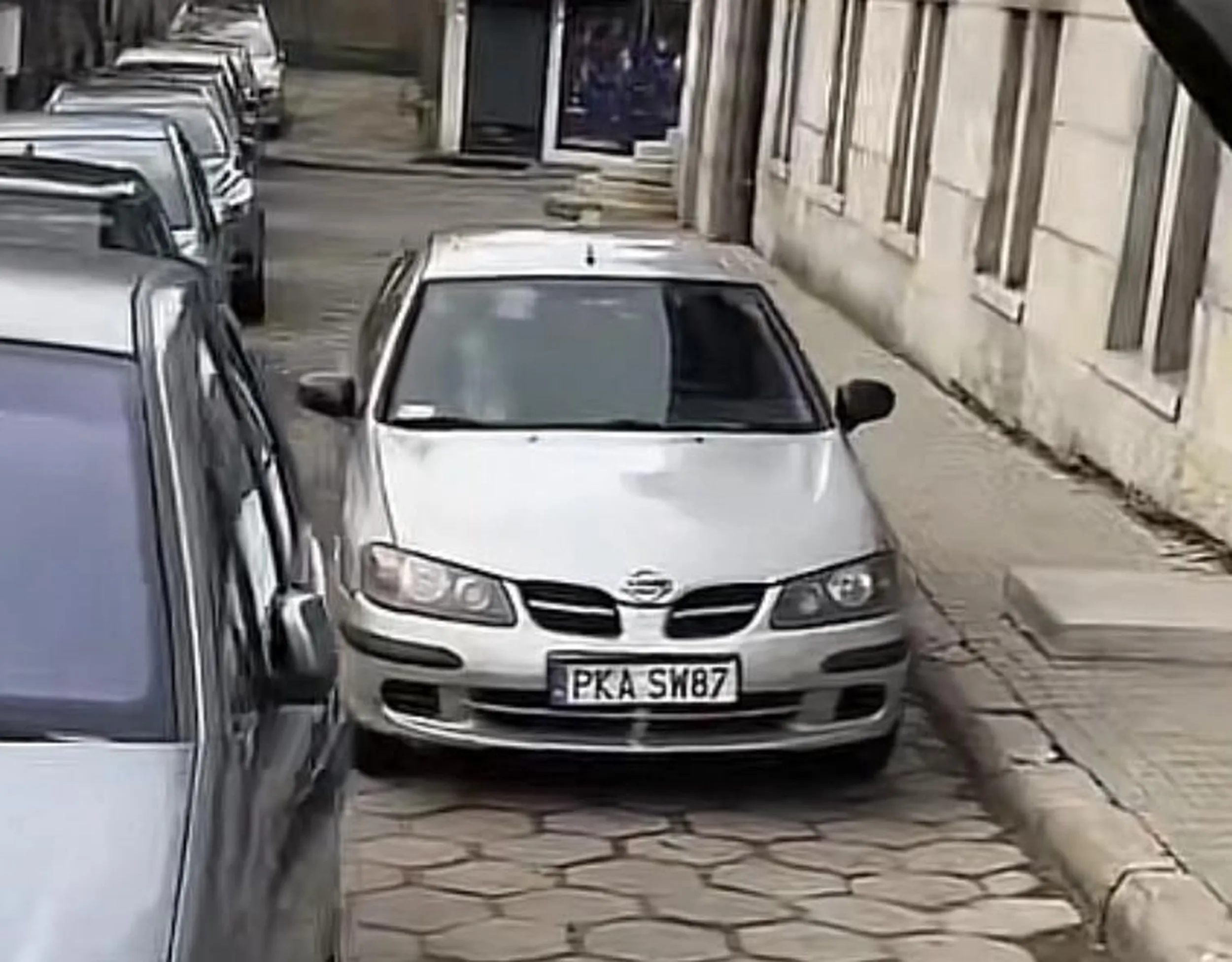 Straszny kierowca, nie umie jeździć po zatłoczonej uliczce, gdy się zdenerwuje to chodzi, nagrywa tiktoki i wygłasza manifesty Stalina