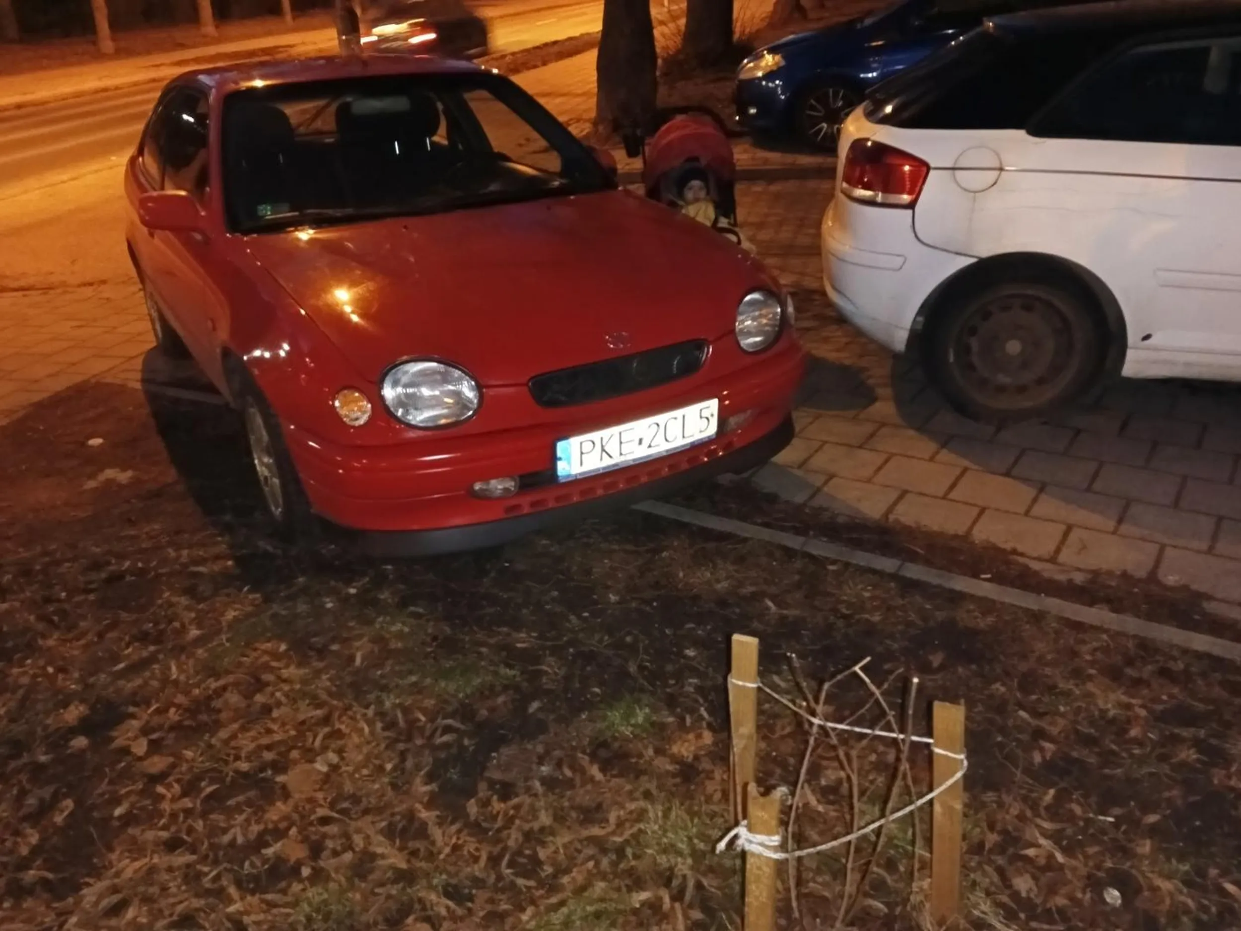 Gość zaparkował na chodniku tak, że przejść się nie da. Gratulacje.