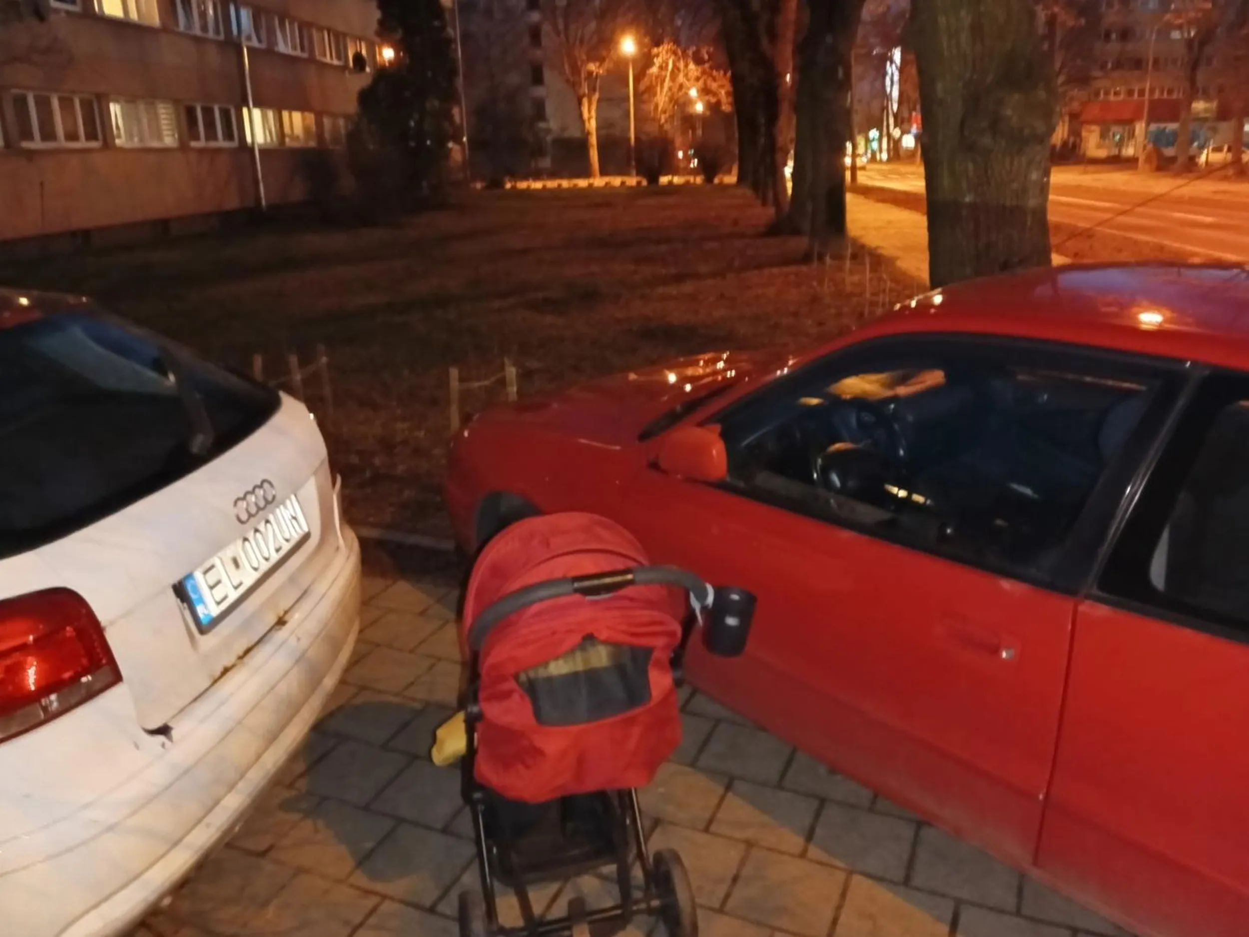 Gość zaparkował na chodniku tak, że przejść się nie da. Gratulacje.