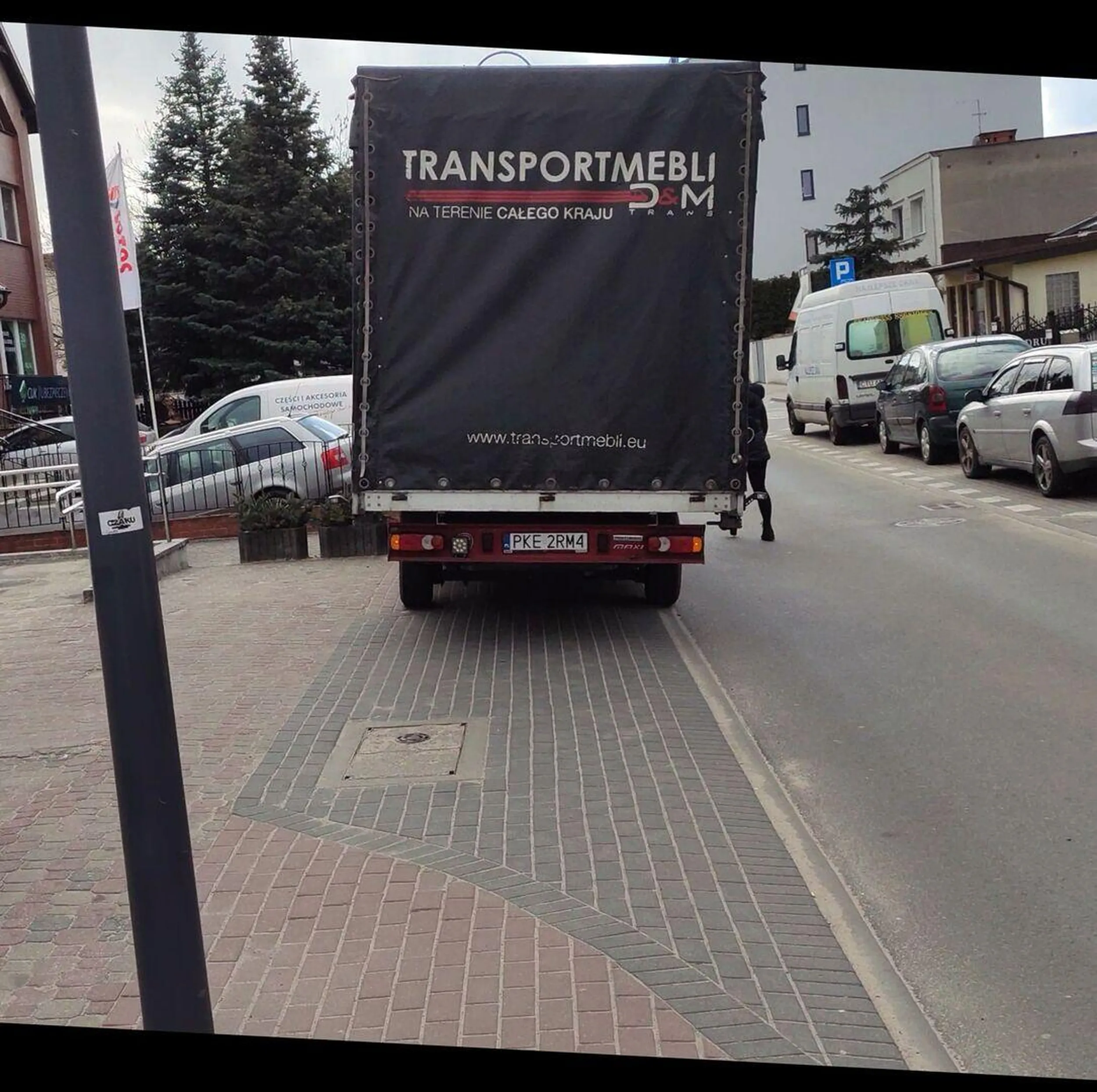 Fotka z dziś, godzina 14:40. Po lewej dwa parkingi (bank i sklep motoryzacyjny), po prawej parking publiczny (płatny). Widać też pieszą, która musiała iść po jezdni. A potem wielkie zdziwienie, że nikt nie lubi busiarzy.