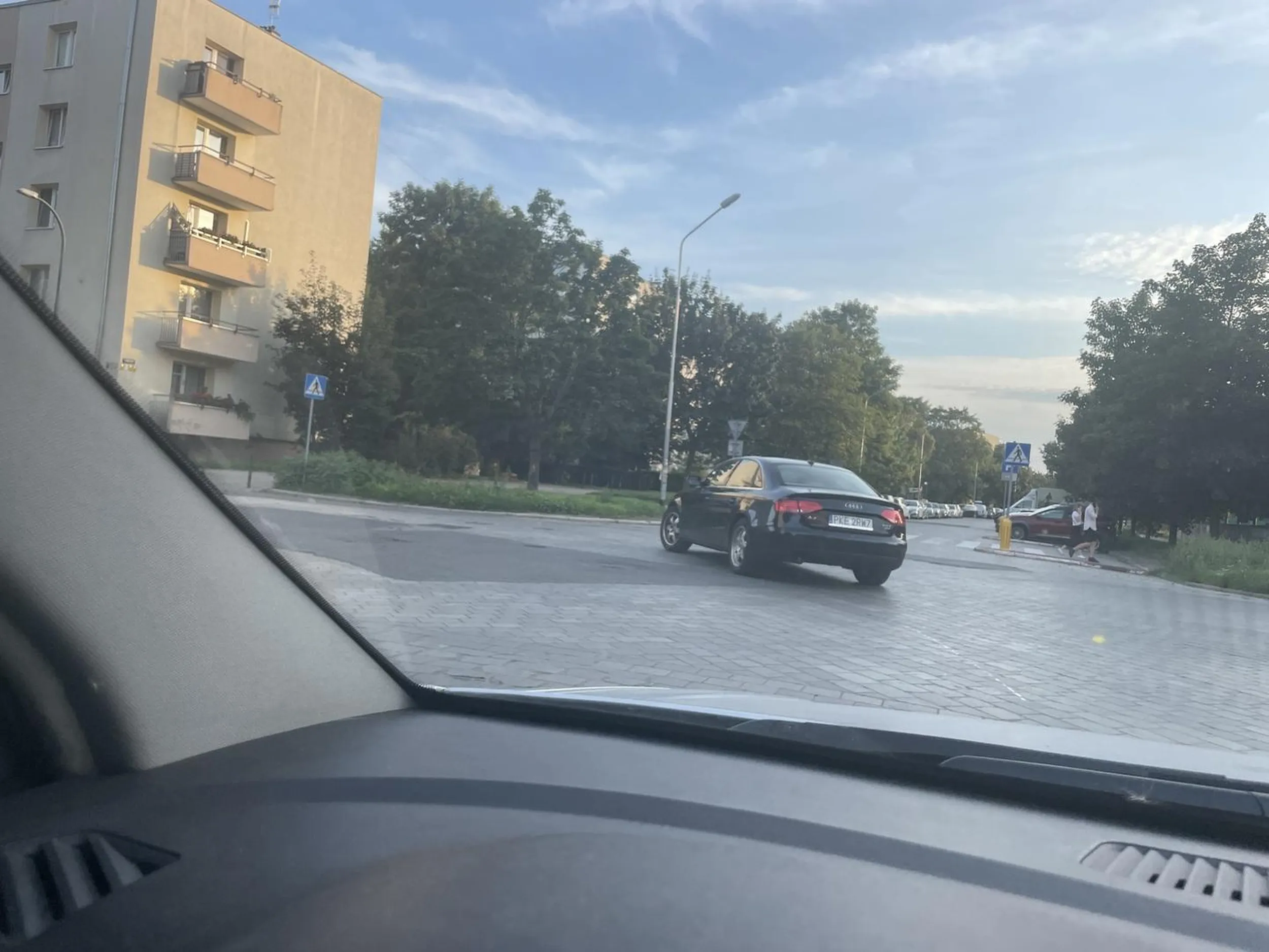 Zajechał mi z impetem drogę na skrzyżowaniu, kiedy przerażona zaczęłam trąbić, pasażer wyciągnął rękę przez okno i pokazał mu fucka.