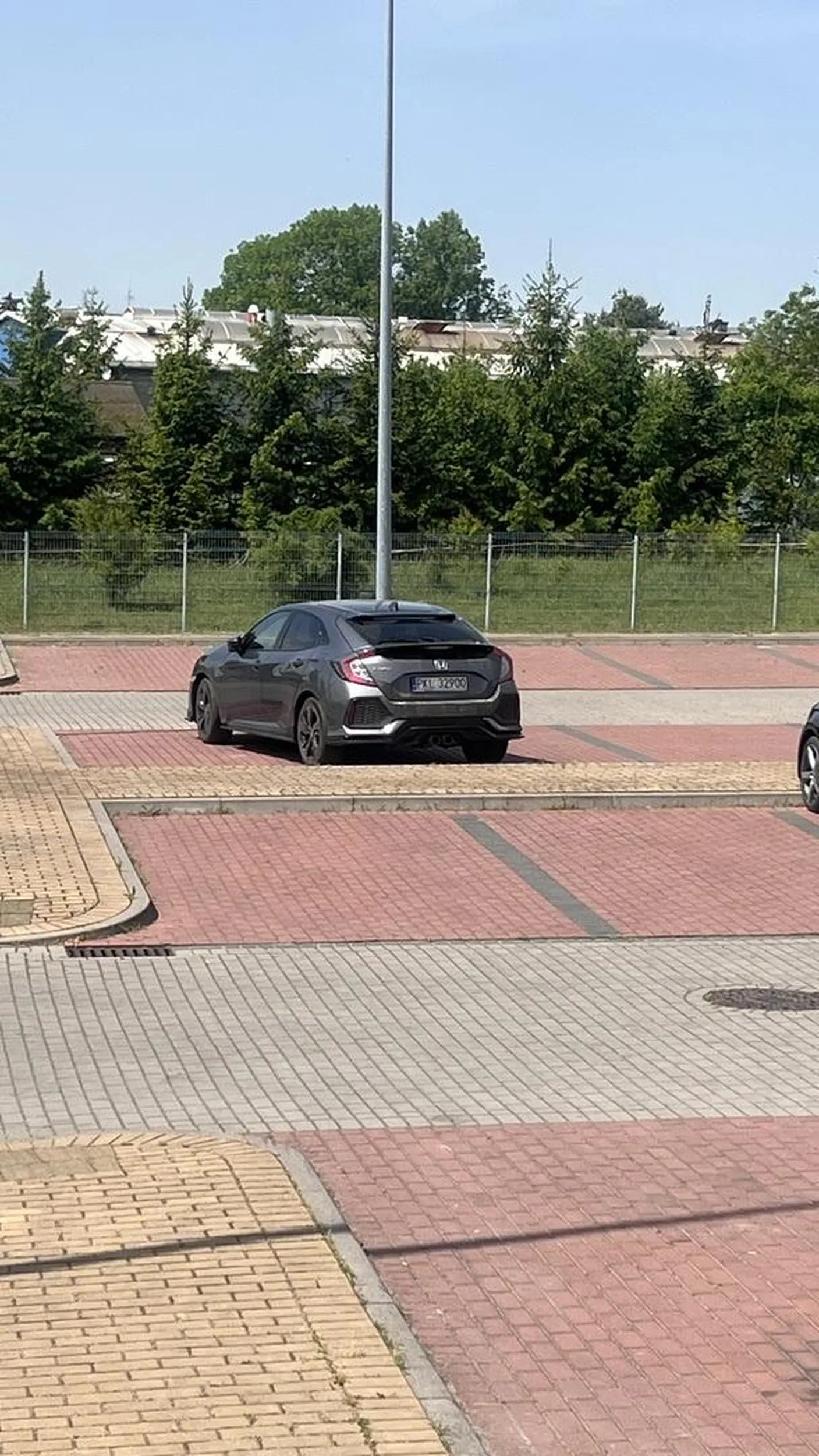 Cały parking wolny a i tak za mało miejsca.