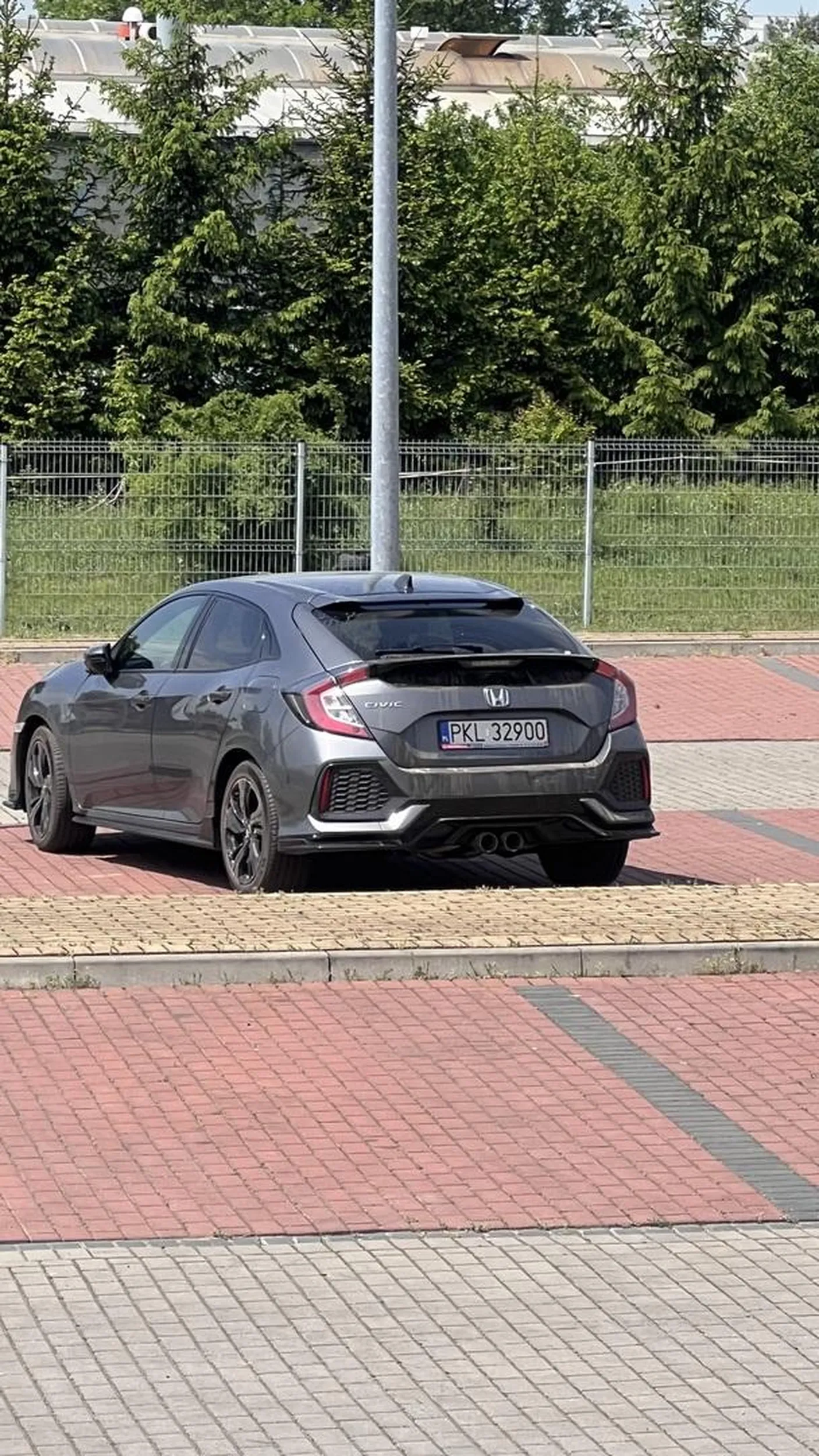 Cały parking wolny a i tak za mało miejsca.