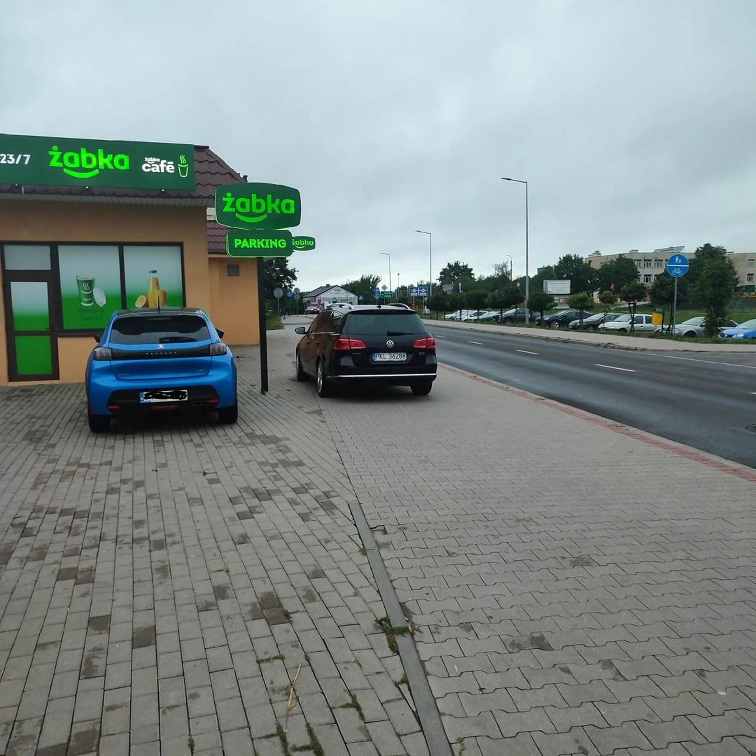 Proponuję parkowac dalej od wejscia, waga spadnie.