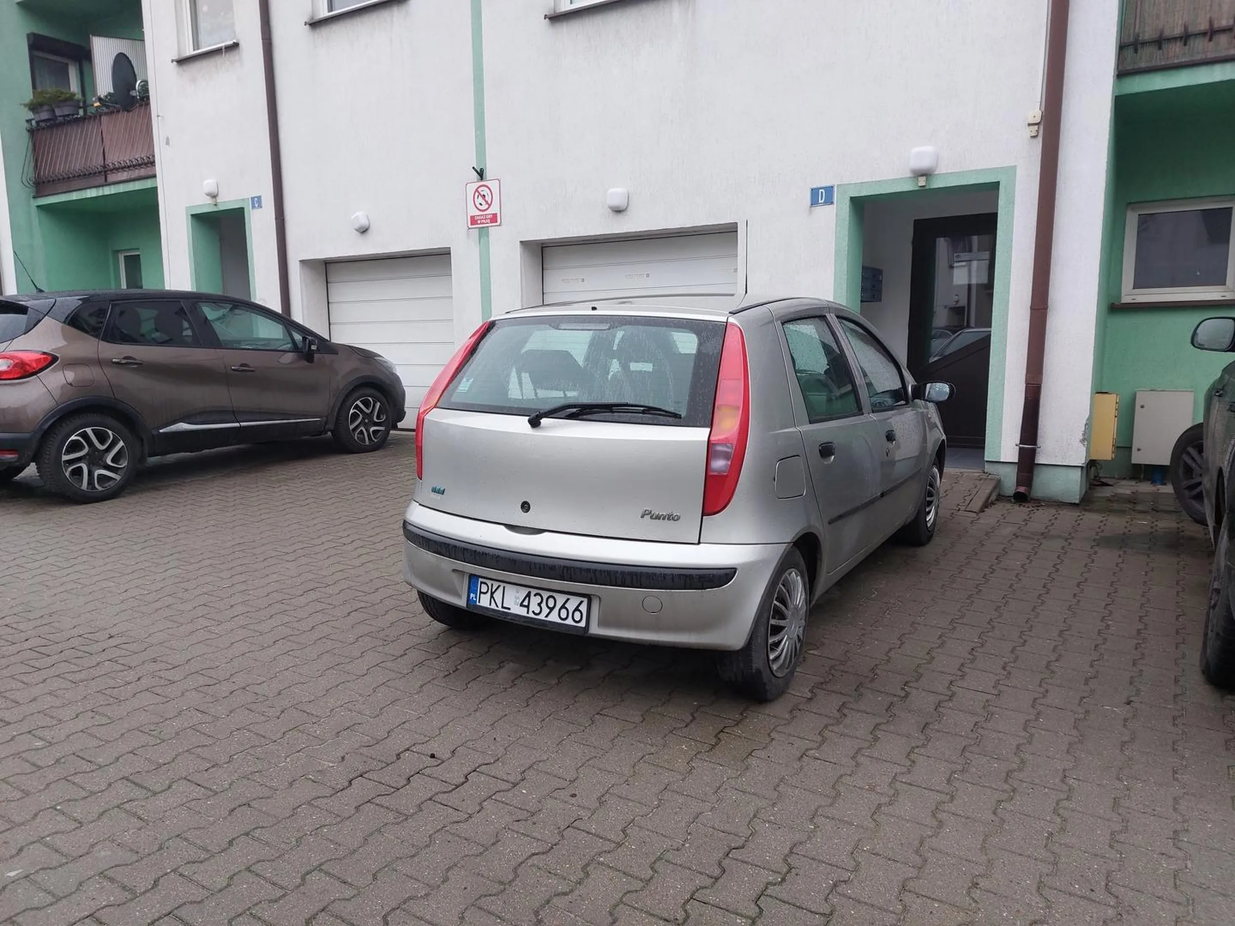 Mistrzowskie parkowanie blokując wejście na klatkę schodową.