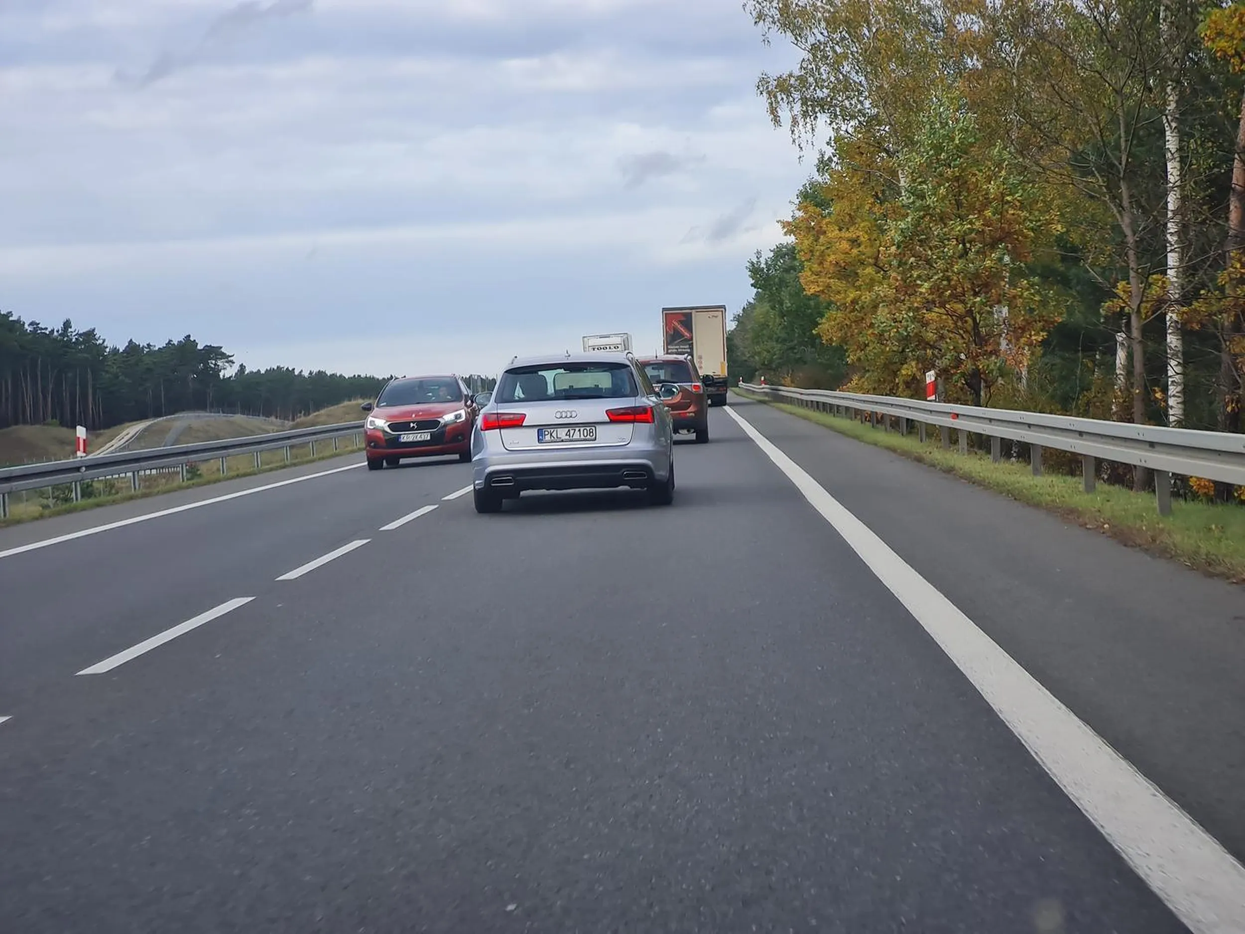 Probowalem wyprzedzic ten pojazd na drodze ekspresowej ale kierowca przyspieszyl uniemozliwiajac mi manewr :/