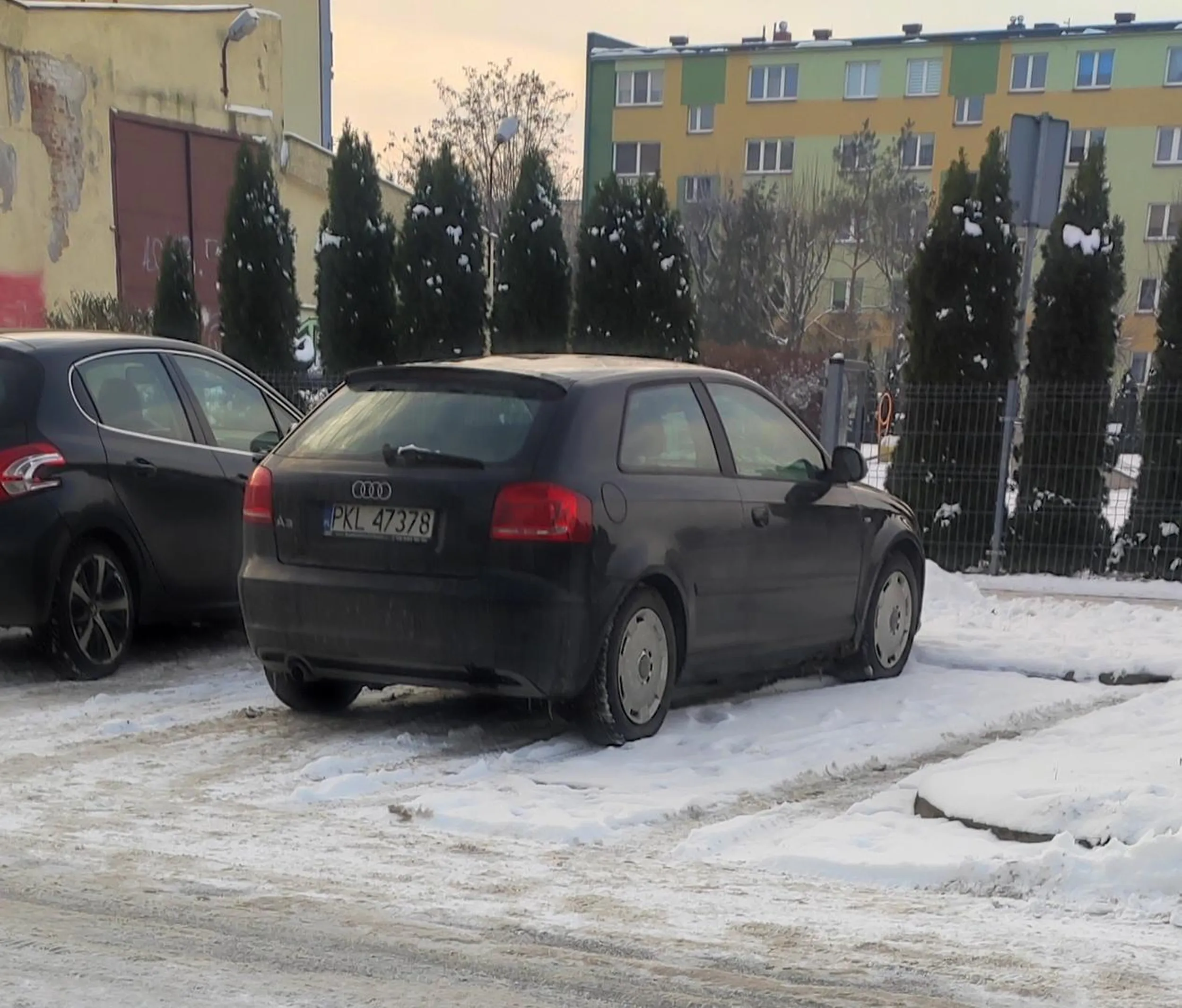 Pan z kolskiego przyjechał do Poddębic i zapomniał jak parkować. Więc zaparkował na 2 miejscach i to po chamsku.
