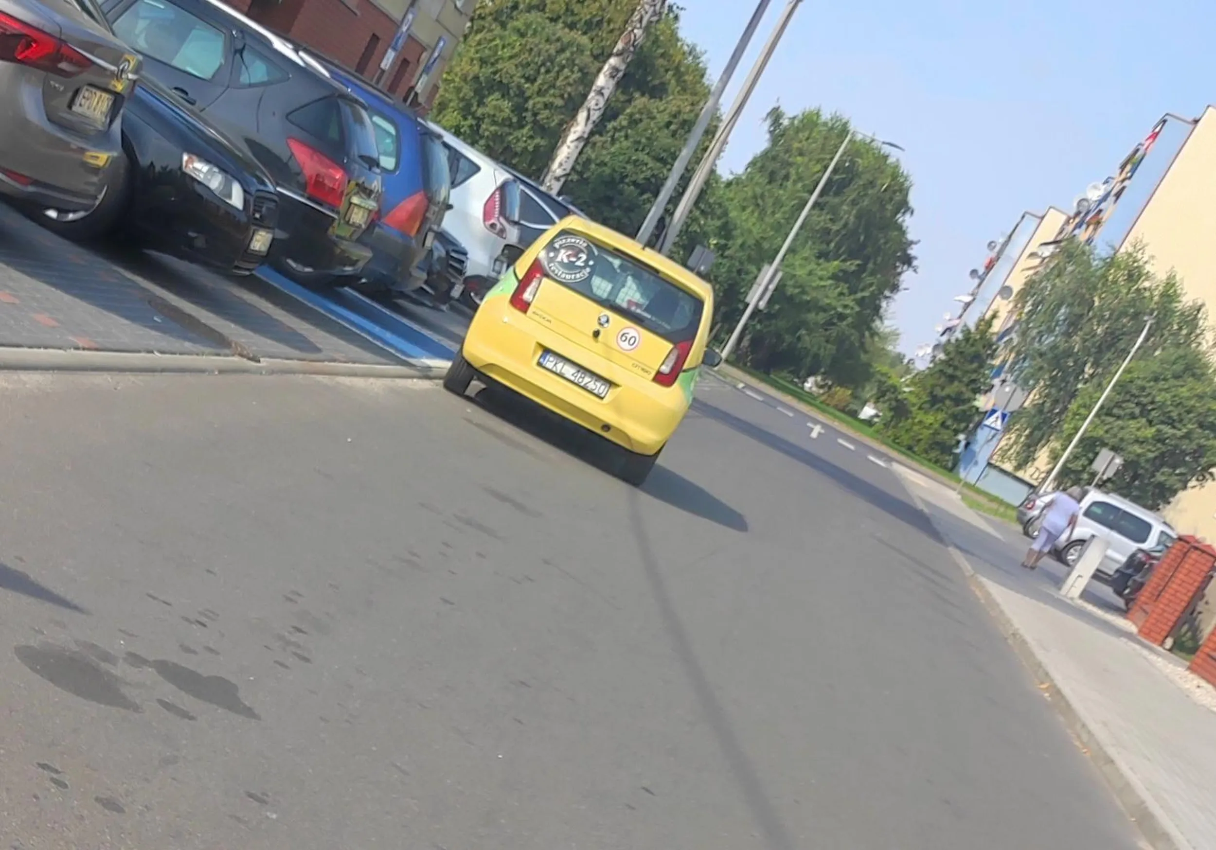 Kierowca pizzerii K2 w Poddębicach w pełni świadomie wjechał w ulicę jednokierunkową pod prąd nie patrząc czy coś jedzie czy nie. Sytuacja miała miejsce 16.08.2023r o godzinie 15:17 na ulicy Przyszłość w Poddębicach.