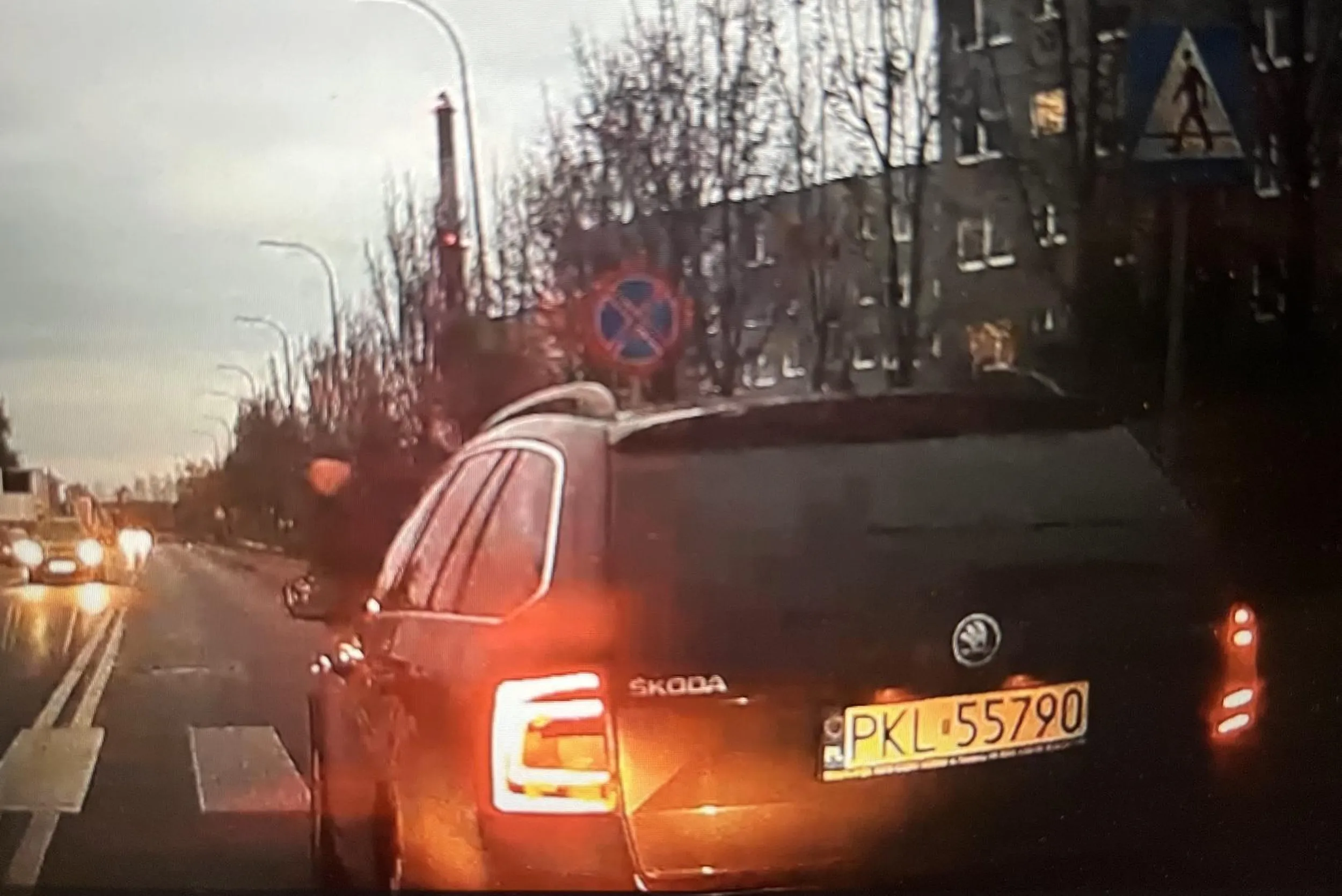 Polski kierowca skody… wymusza 30m dalej gwałtownie hamuje i przepuszcza na pasach.. Uważać na niego.