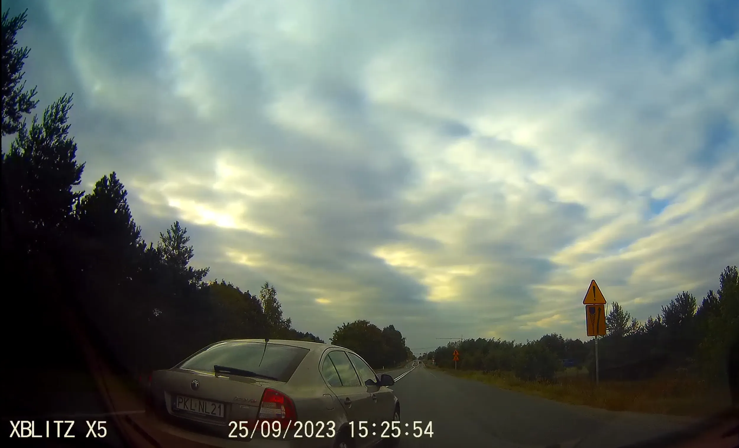 Wyprzedza na podwójnej ciągłej linii, w dodatku zajeżdżając drogę, podczas gdy samochody jadące trasą 92 zwalniają za skręcającą w prawo ciężarówką.