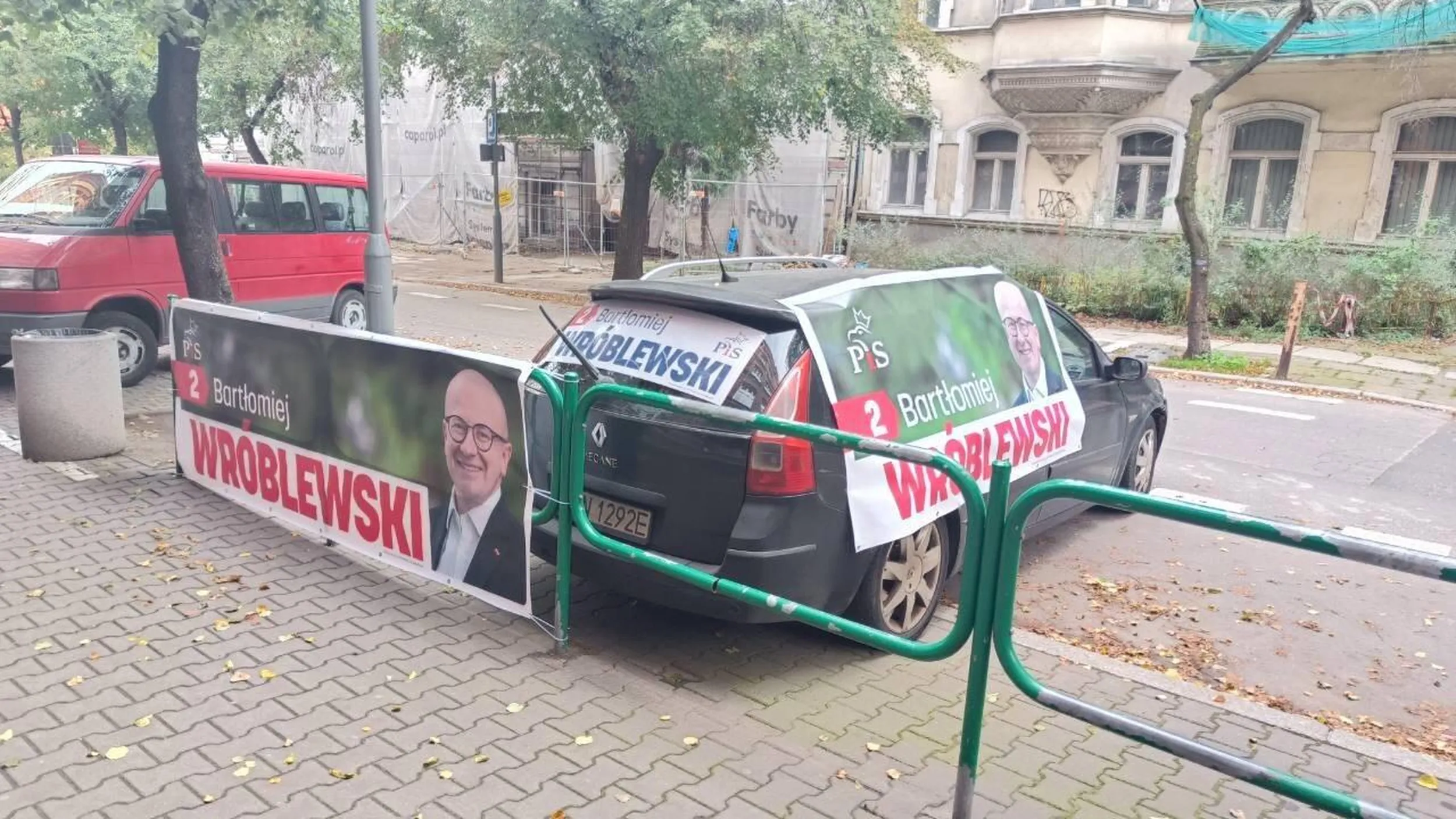 Przed wejściem do lokalu komisji wyborczej