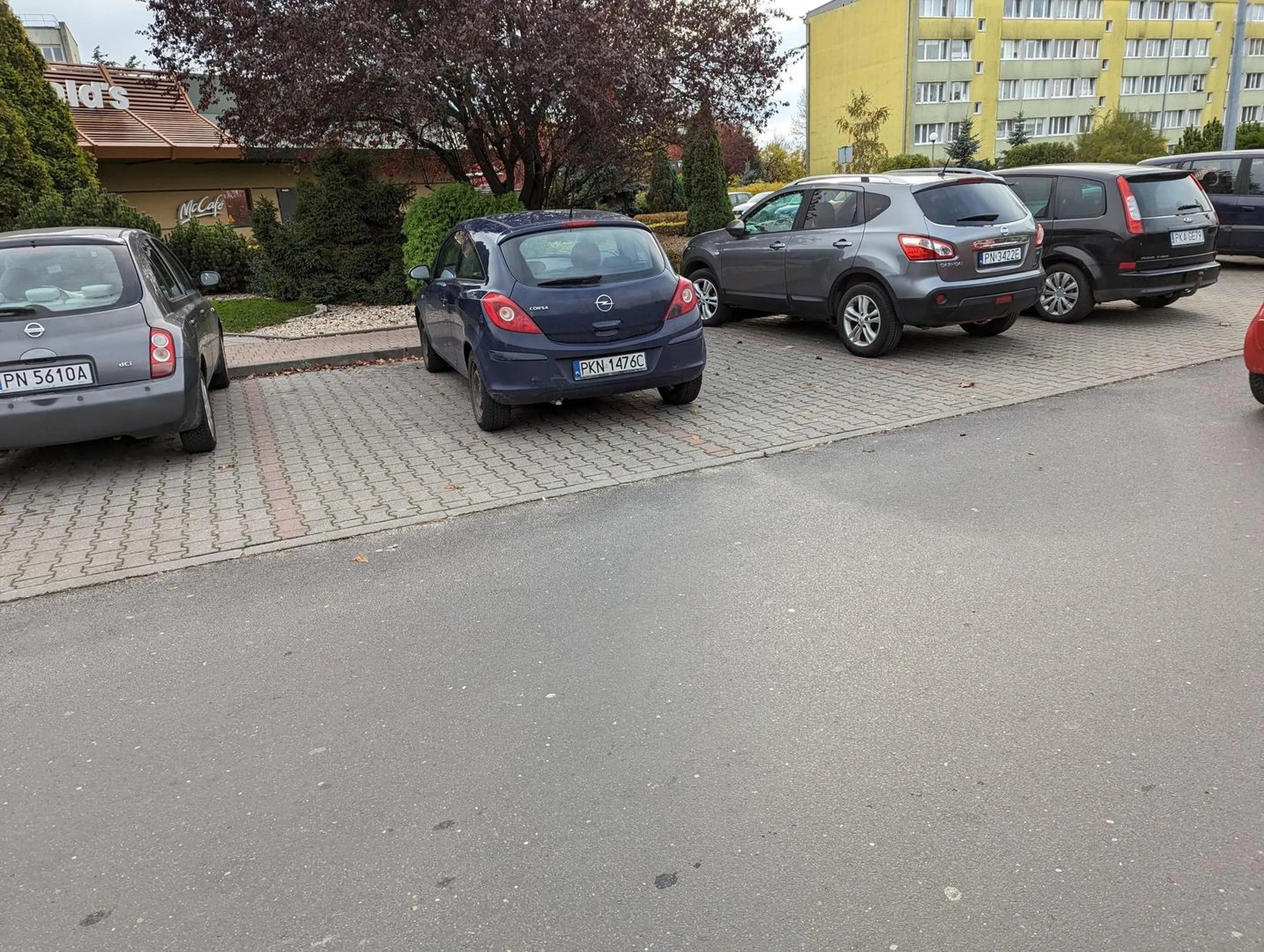 Mistrz kierownicy w akcji. Pod szpitalem, gdzie miejsca na wagę złota, bo np. ludzie odbierają noworodki.