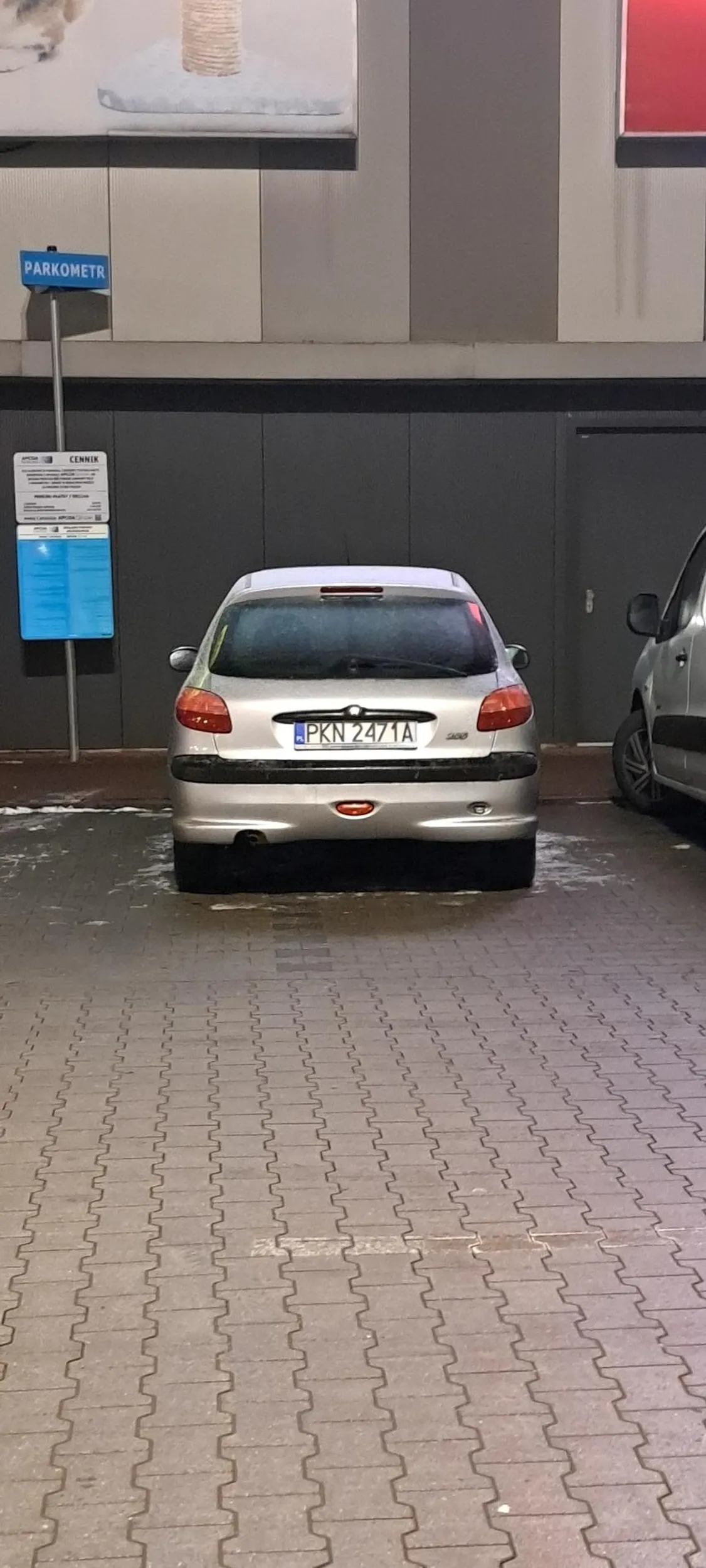 Proszę patrzeć jak się parkuje bo tym autem spokojnie można zmieścić się na jednym miejscu. Pozdrawiam