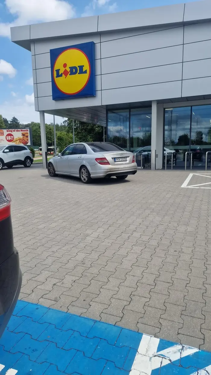 Nie ma jak zaparkować w sobotę o 13 przed wejściem do sklepu podjeżdżając z disco polo na volume max. Wyższa kultura haha