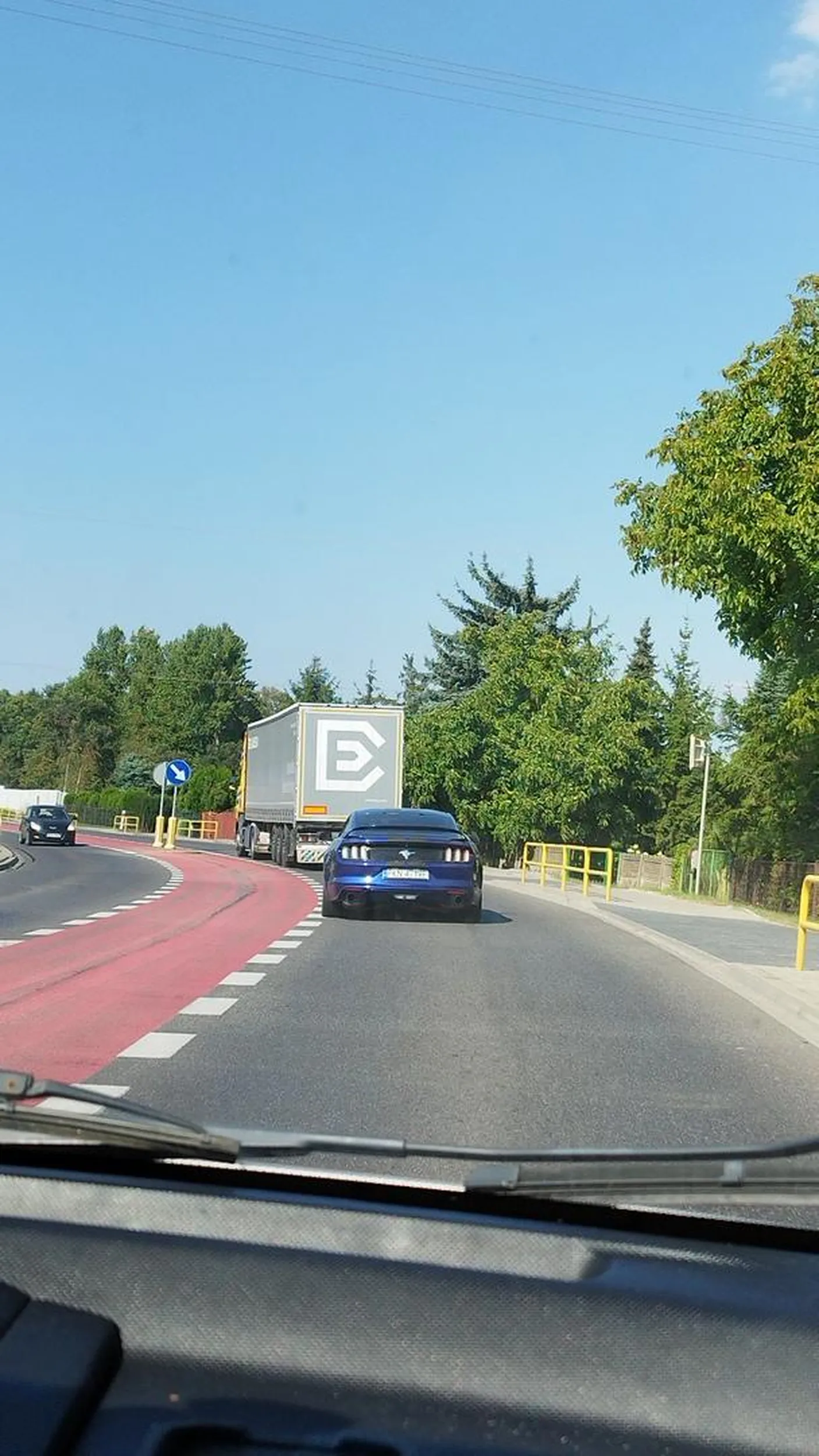 Gnój, bezmózg,w dodatku okularnik hałasuje złomem tatusia i myśli że "błyszczy" przy swojej blacharze. A żeby cię drogówka złapała w końcu i skończy się twoje pajacowanie.