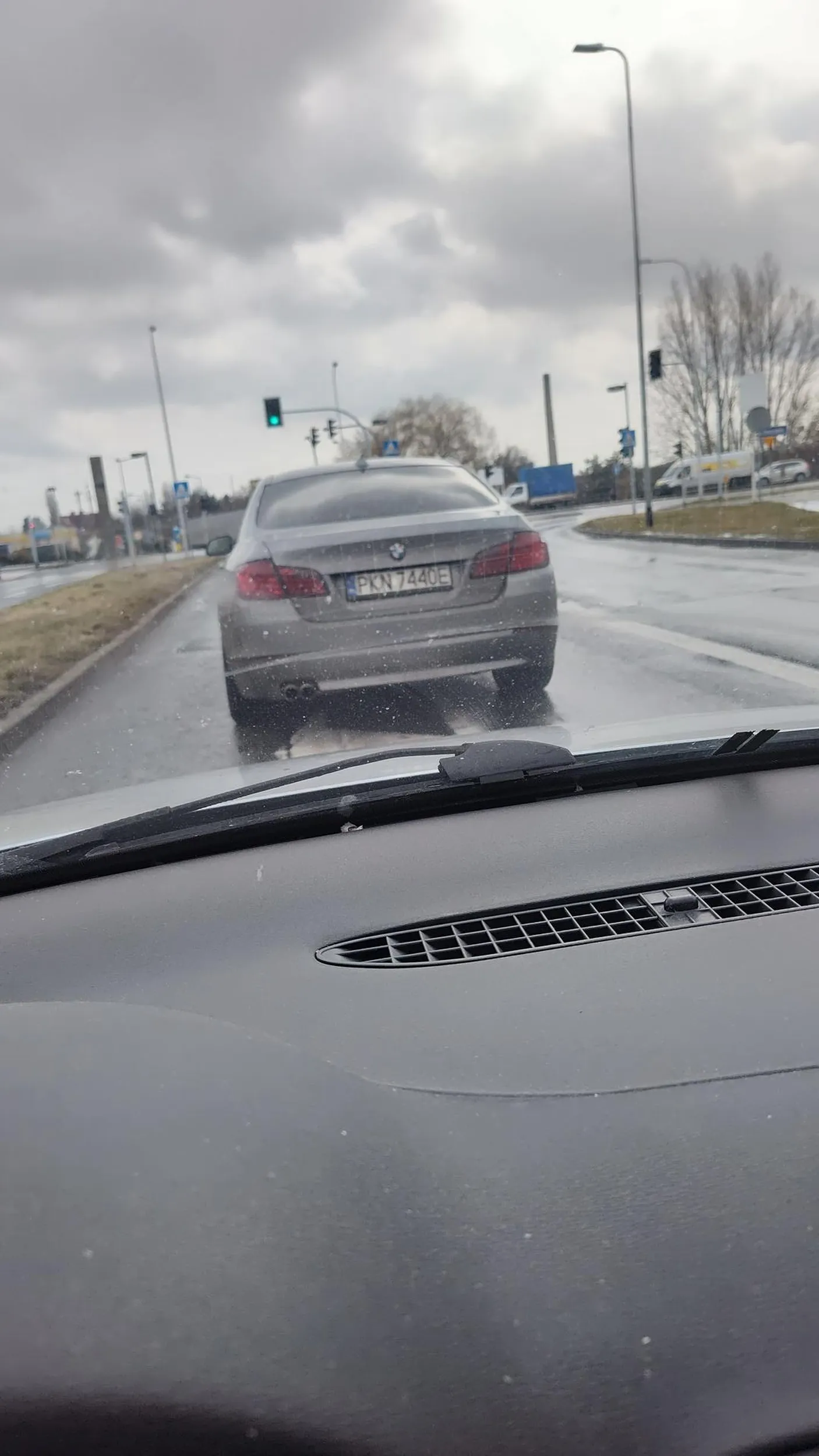 Wyprzedanie w Kaliszu na środku skrzyżowania nie zwracając na uwagi na znaki poziome oraz na przejścia dla pieszych.(06.03.2023)