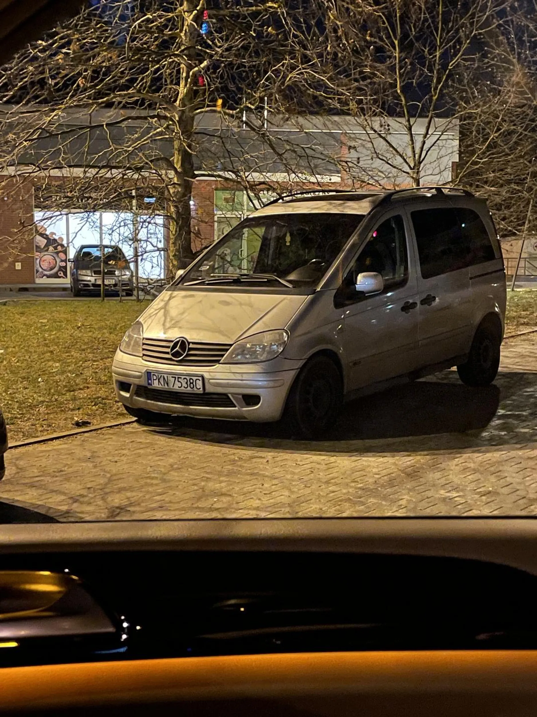 Gratuluje! Mamy pierwszy dzień lutego a ty tytuł durnia miesiąca masz już w kieszeni. Ten od białego Seata PO 6LN11 odpadł w przedbiegach. Zielona Fiesta PPL 91S6 też ostro walczyła ale po tym jak dziś zablokowałeś wjazd w osiedle utrudniając życie kilkudziesięciu osobom możesz czuć się zwycięzcą. Jesteś idiotą miesiąca! Widzisz głupku wolne miejsca w tle…