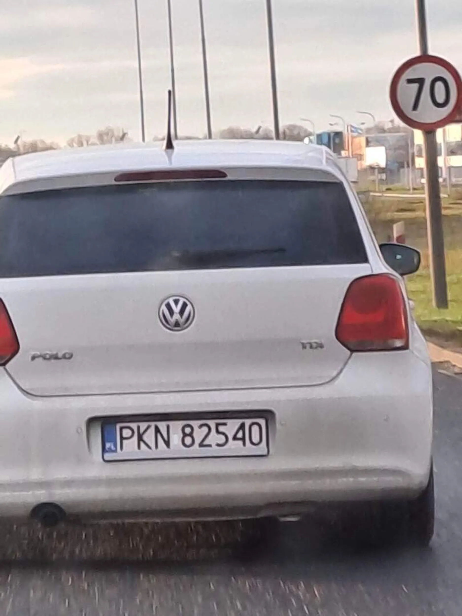 Uwaga na tego idiote, samochód vw polo jeździ jakiś stary dziadek nie do końca zdrowy umysłowo.Dzisiaj 2 krotnie zajechał mi drogę gdy go wyprzedzałem wjezdzając mi pod koła bez kierunkowskazu ani żadnego sygnału.