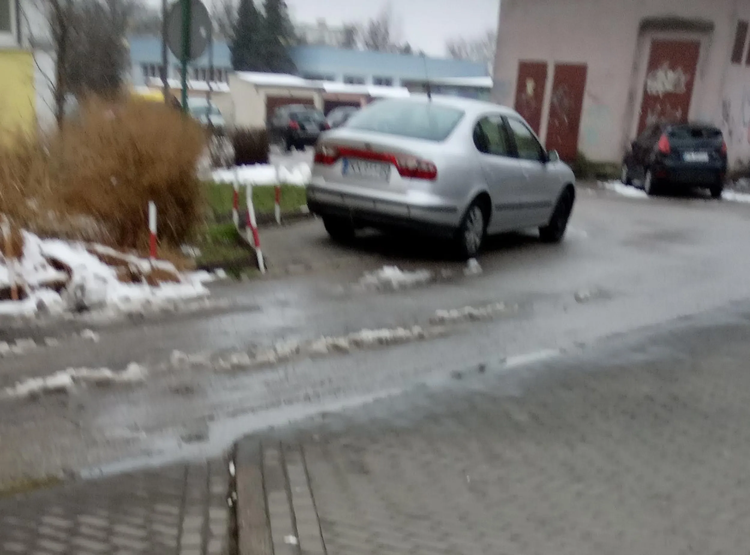 Parkuje na chodniku