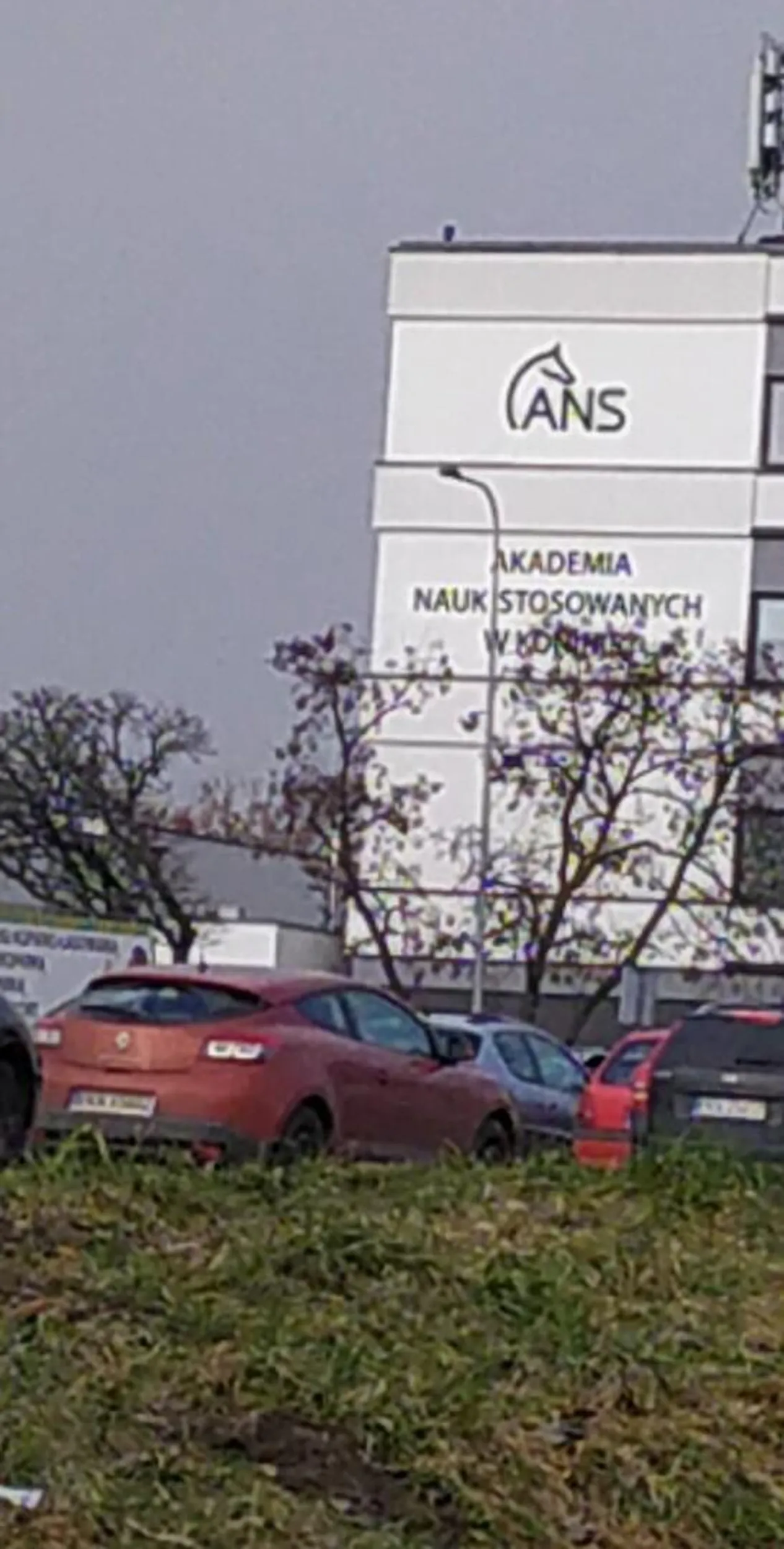 Kierowca Renault Megane nieumiejętnie parkuje!! KTO DAJE TAKIM LUDZIOM PRAWO JAZDY!?!?