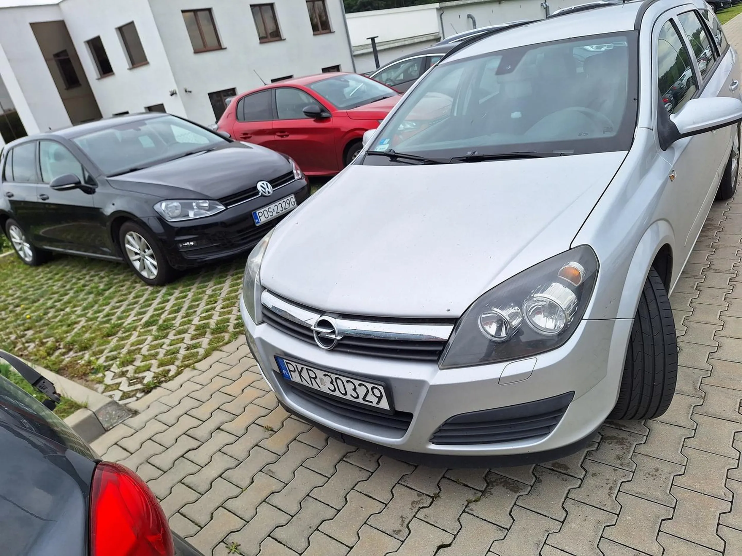 Proszę właściciela pojazdu o naukę parkowania. Zastawianie ludzi jest wredne.. prawo jazdy w Laysach?