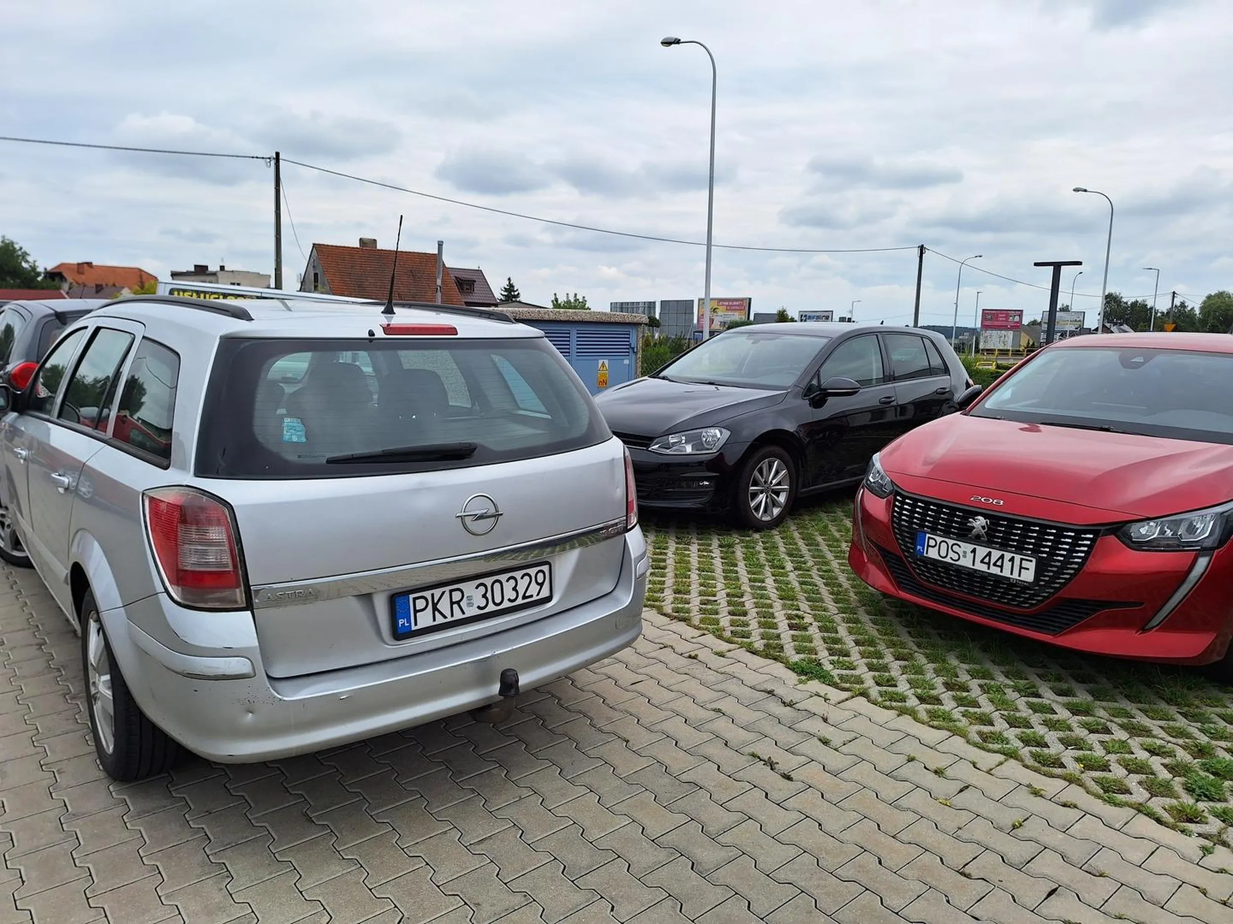 Proszę właściciela pojazdu o naukę parkowania. Zastawianie ludzi jest wredne.. prawo jazdy w Laysach?