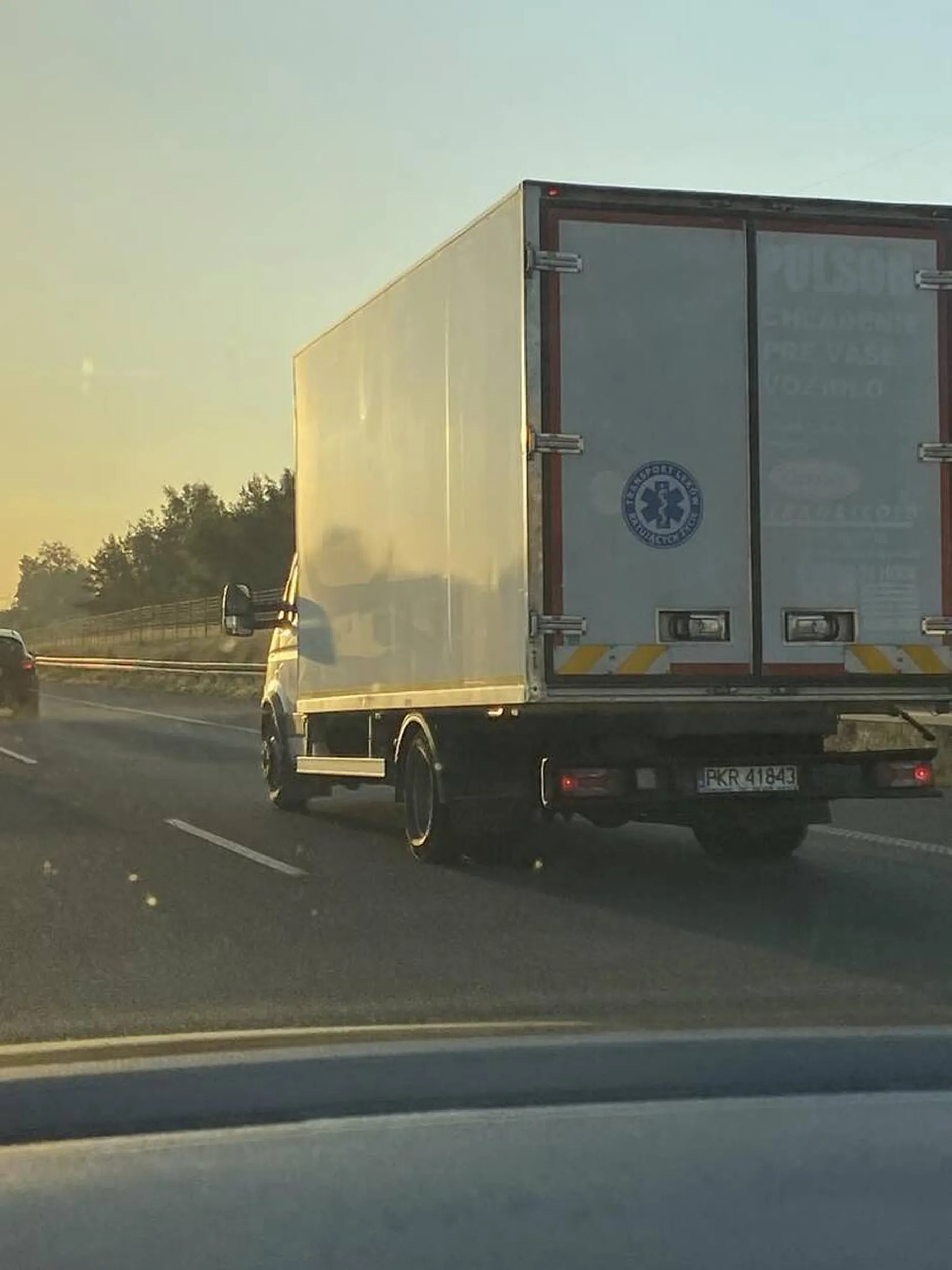 Niestety człowiek nie potrafi jeździć po drogach ekspresowych,próbuje wyprzedzić pojazdy ciężarowe i zajmuje mu to kilka minut . Jak nie potrafisz wcisnąć gazu, przesiądź się na rower