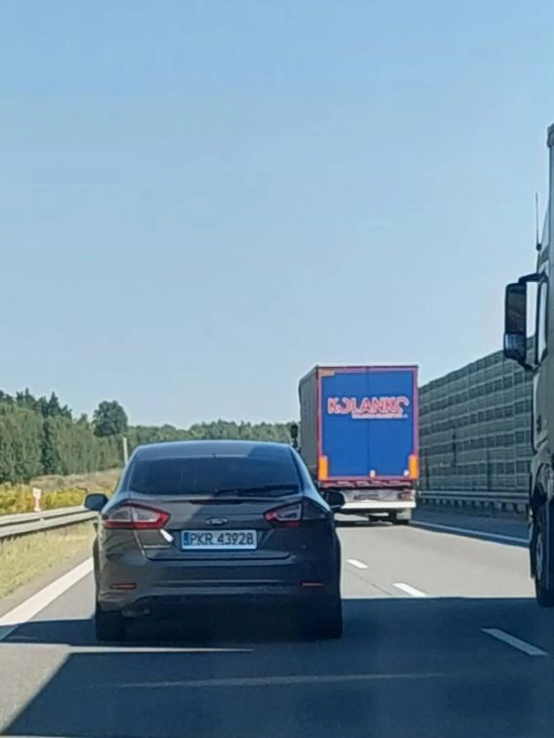 Kierowca tego samochodu w sposób agresywny zajeżdża drogę zmieniając pas z prawego na lewy na autostradzie A1 (okolice Czestochowy).