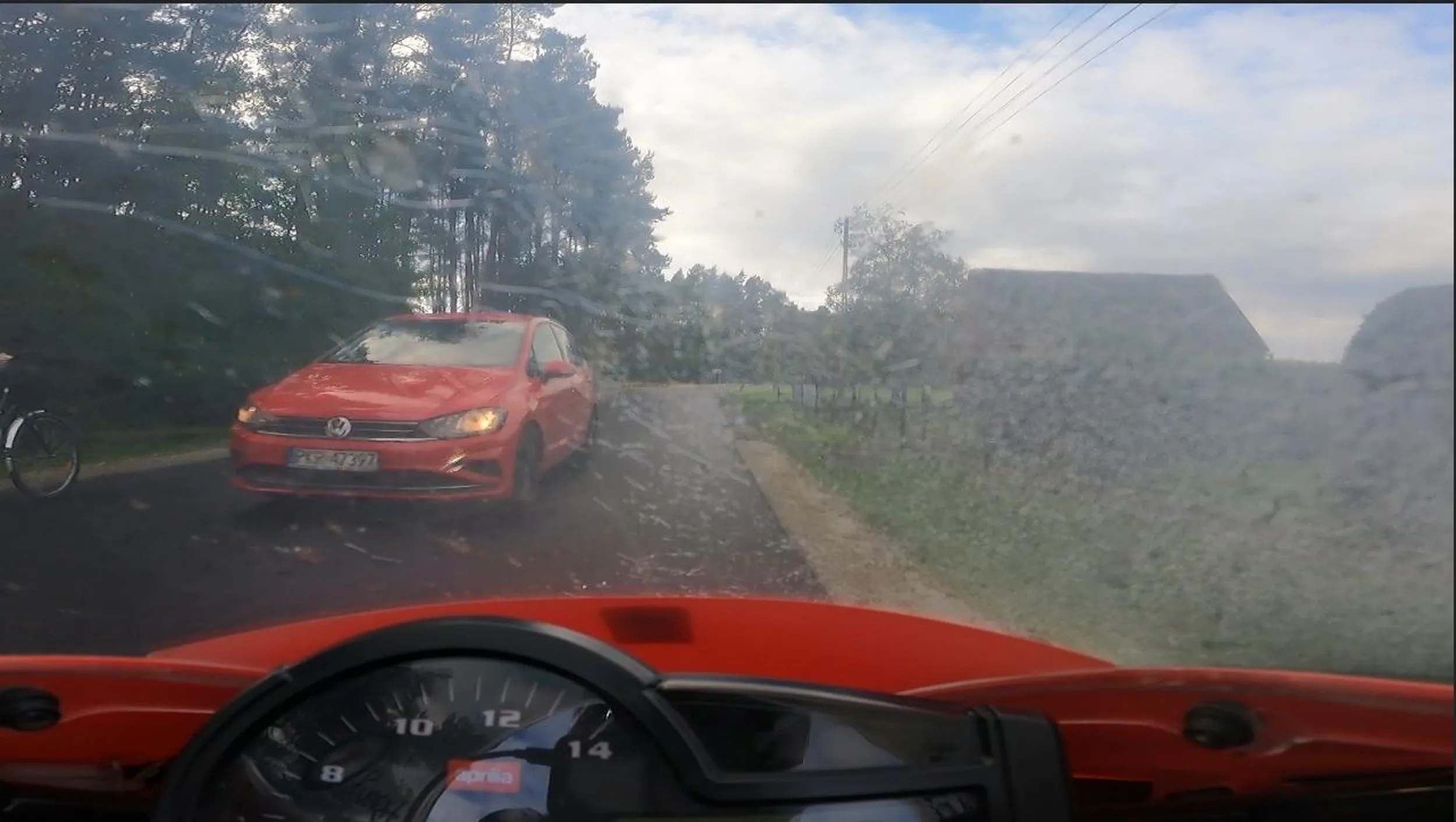 Spycha innych na pobocze.