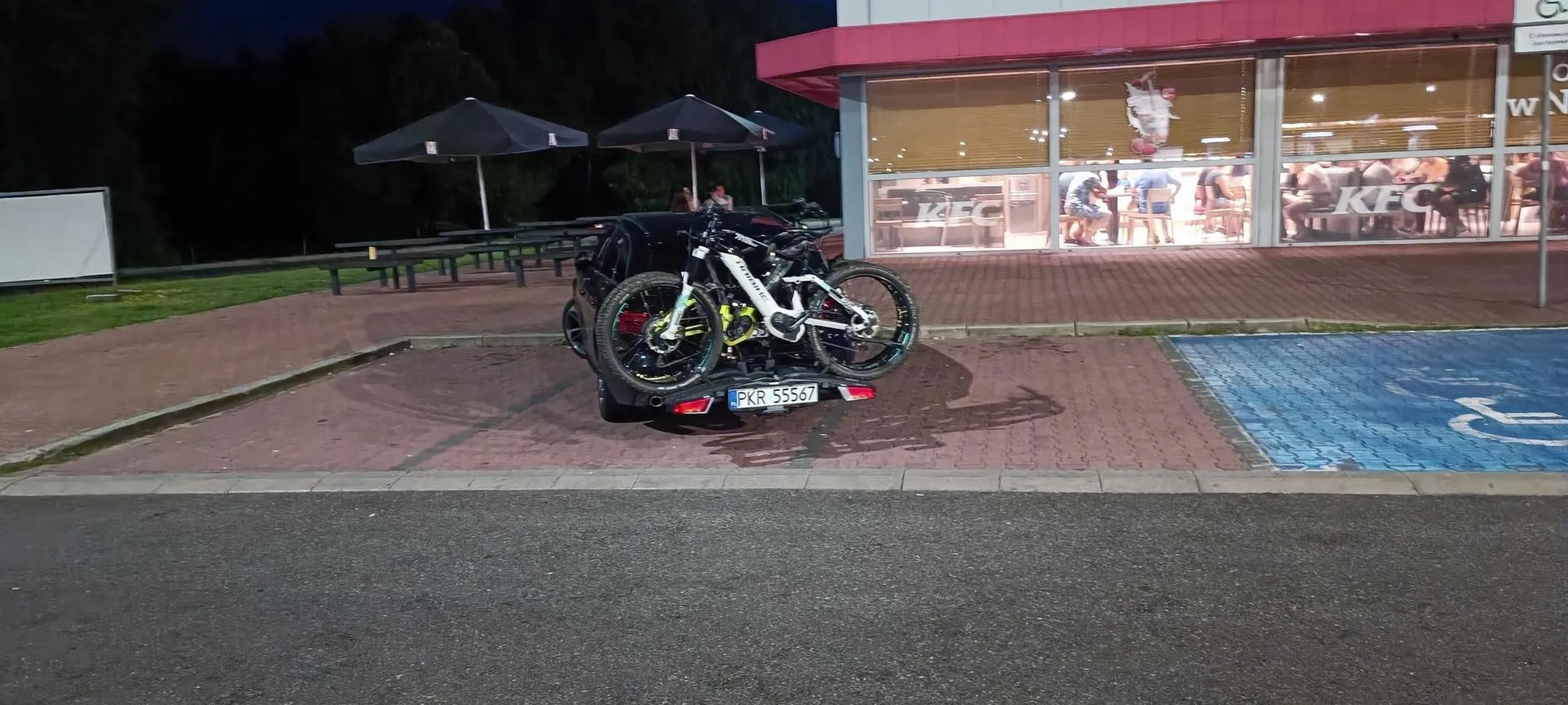 Pan król i władca który nawet nie umie na dwóch miejscach zaparkować tylko trzeba mu aż 3