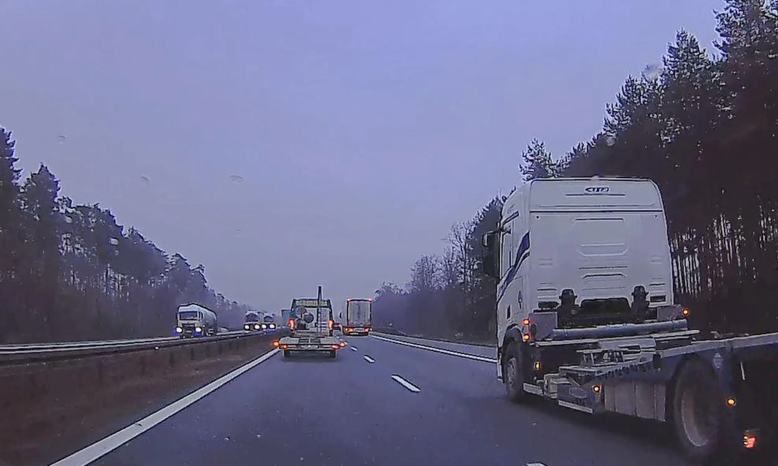 Typek zestawem z lawetą wyprzedza na zakazie i jedzie przy tym 120 km/h, gdzie ma ograniczenie do 80. To już prawie kolekcja do zatrzymania uprawnień, o ile w ogóle są (i nie są to ukraińskie z targu, choć to bardzo prawdopodobne).