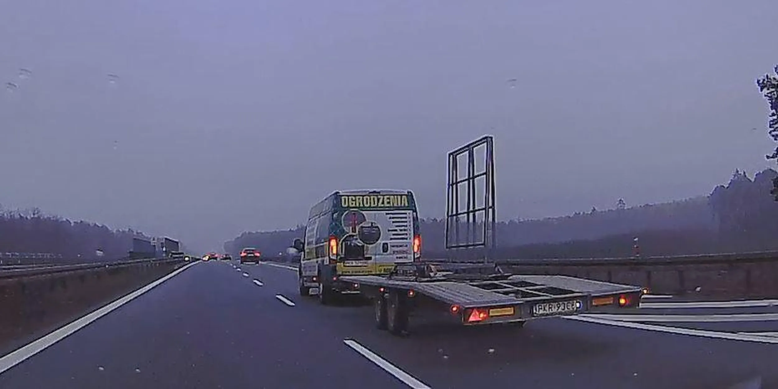 Typek zestawem z lawetą wyprzedza na zakazie i jedzie przy tym 120 km/h, gdzie ma ograniczenie do 80. To już prawie kolekcja do zatrzymania uprawnień, o ile w ogóle są (i nie są to ukraińskie z targu, choć to bardzo prawdopodobne).