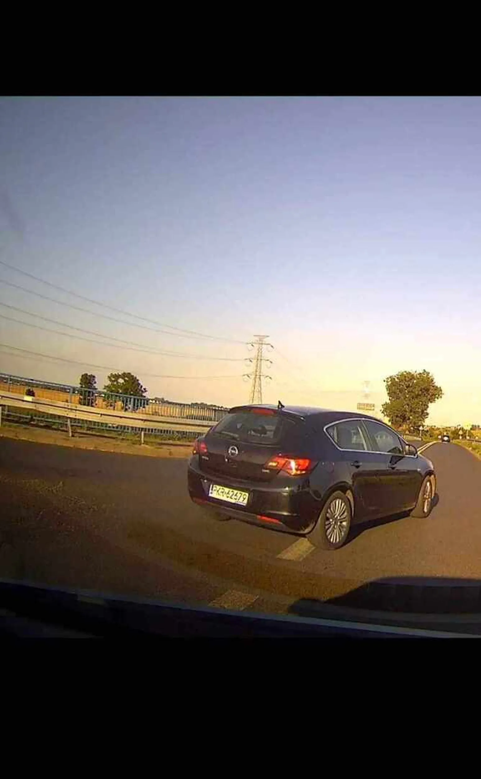 Zajebiste wymuszenie pierwszeństwa na stopie. Młodzieniec chyba wygrał prawko zamiast pieniędzy w loterii lays. Nie pozdrawiam.