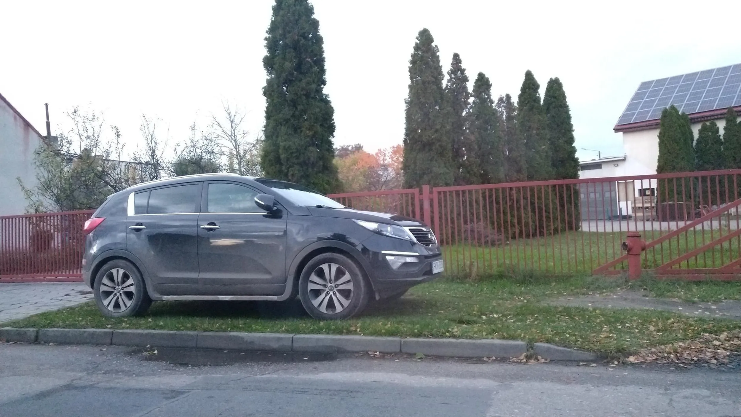 Nie ma miejsca zaraz przy wejściu do lekarza. Jak to nie, przecież jest taki ładny trawnik to można zaparkować.