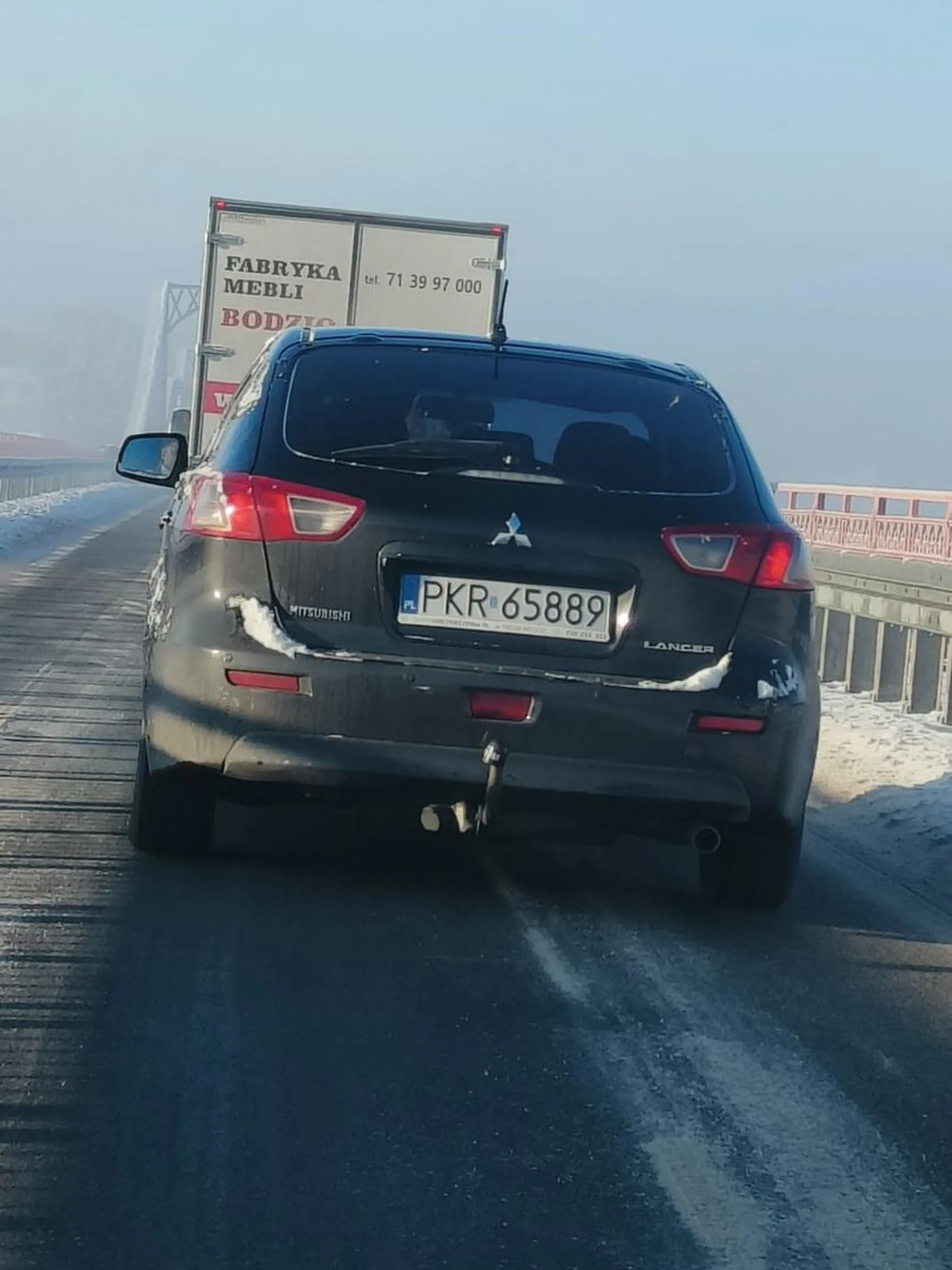 Cwaniaczek z Mitsubishi wyprzedza na podwójnej ciągłej w miejscowości omal nie wjechał mi w tył samochodu podczas gdy skręcałem do sklepu po czym ucieka i udaje że nic nie widział pamiętam kolego karma wraca