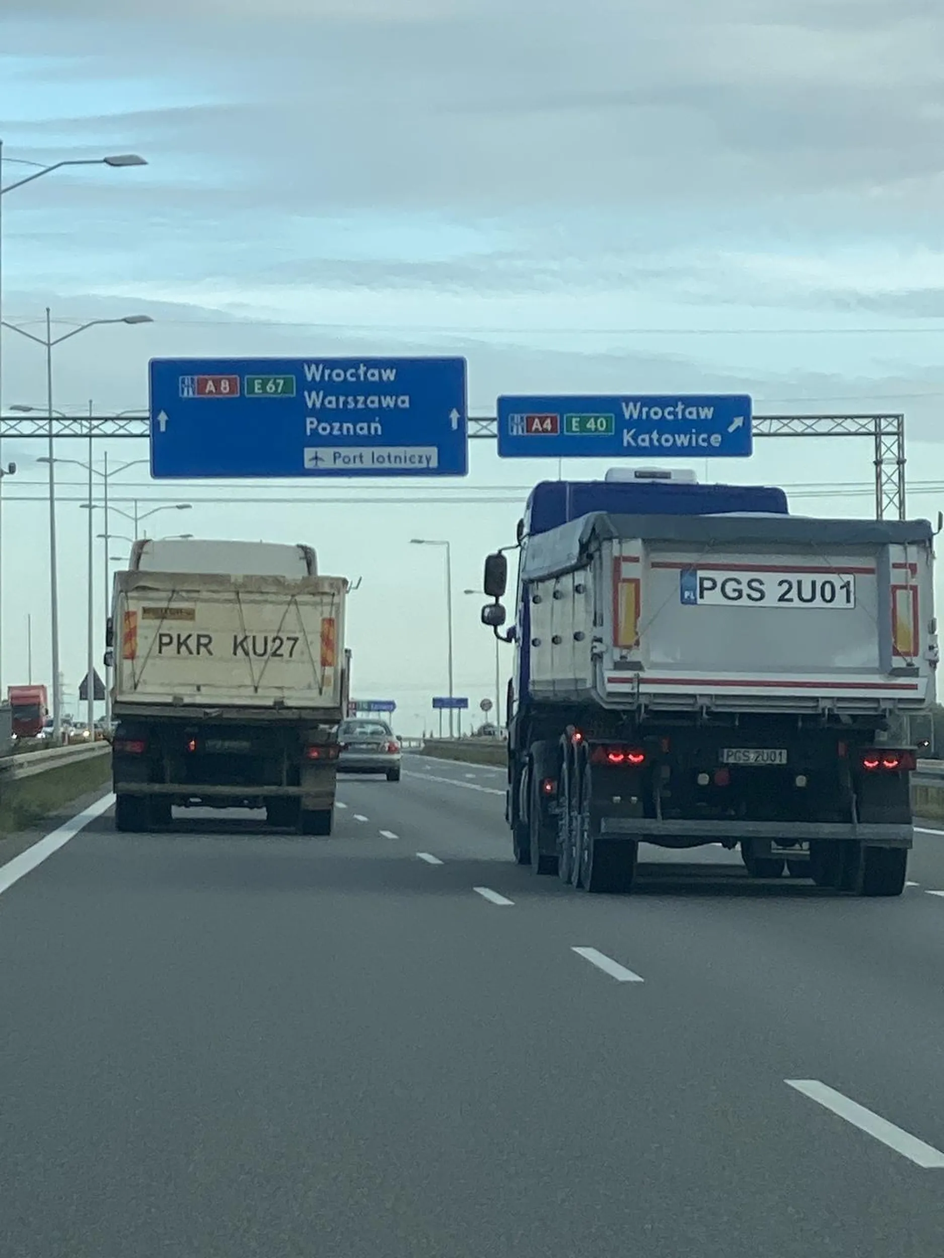 Typowy Janusz który za nic ma sobie zakaz wyprzedzania na drogach szybkiego ruchu, które mają tylko po dwa pasy ruchu w obu kierunkach.