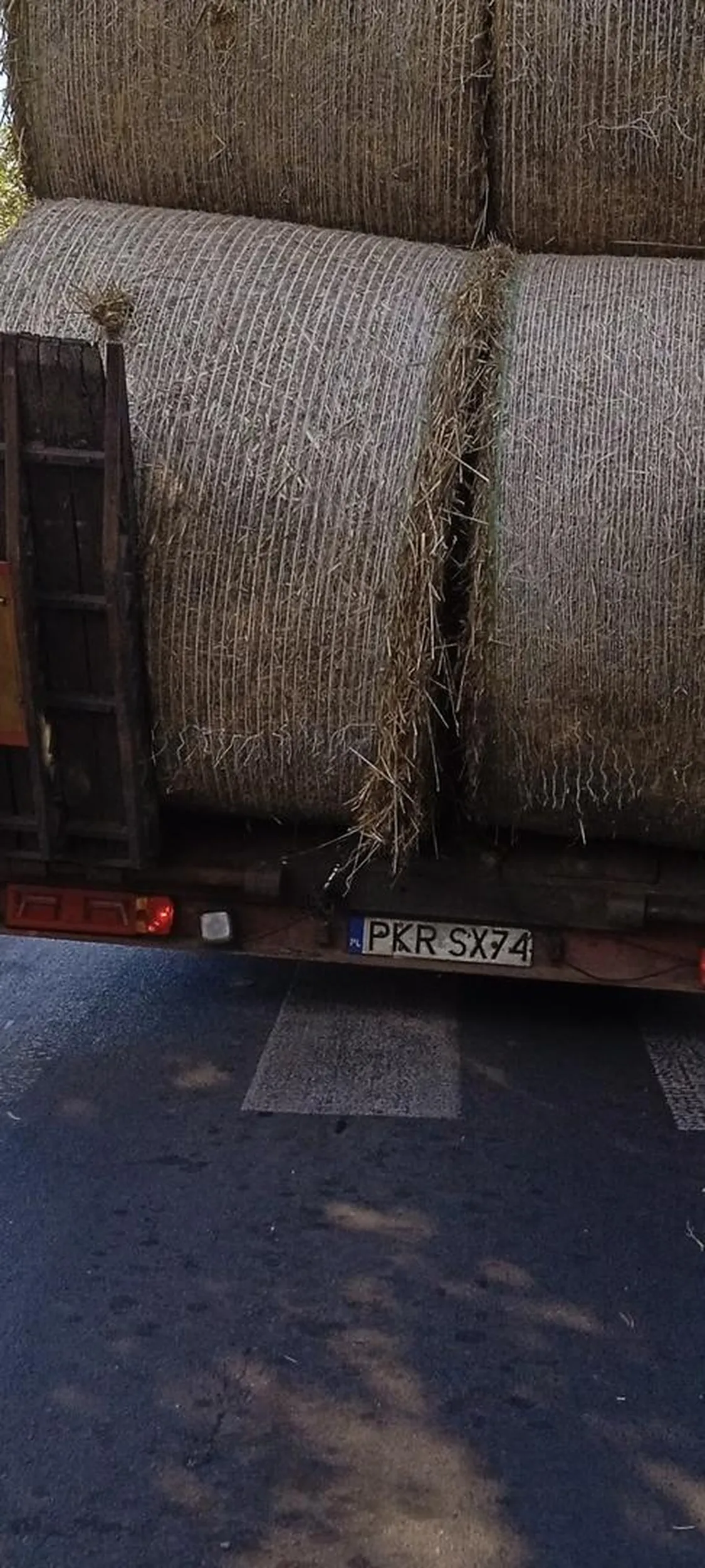 Traktorzysta skrecając na rondzie zahaczył latarnię i pojechał sobie.