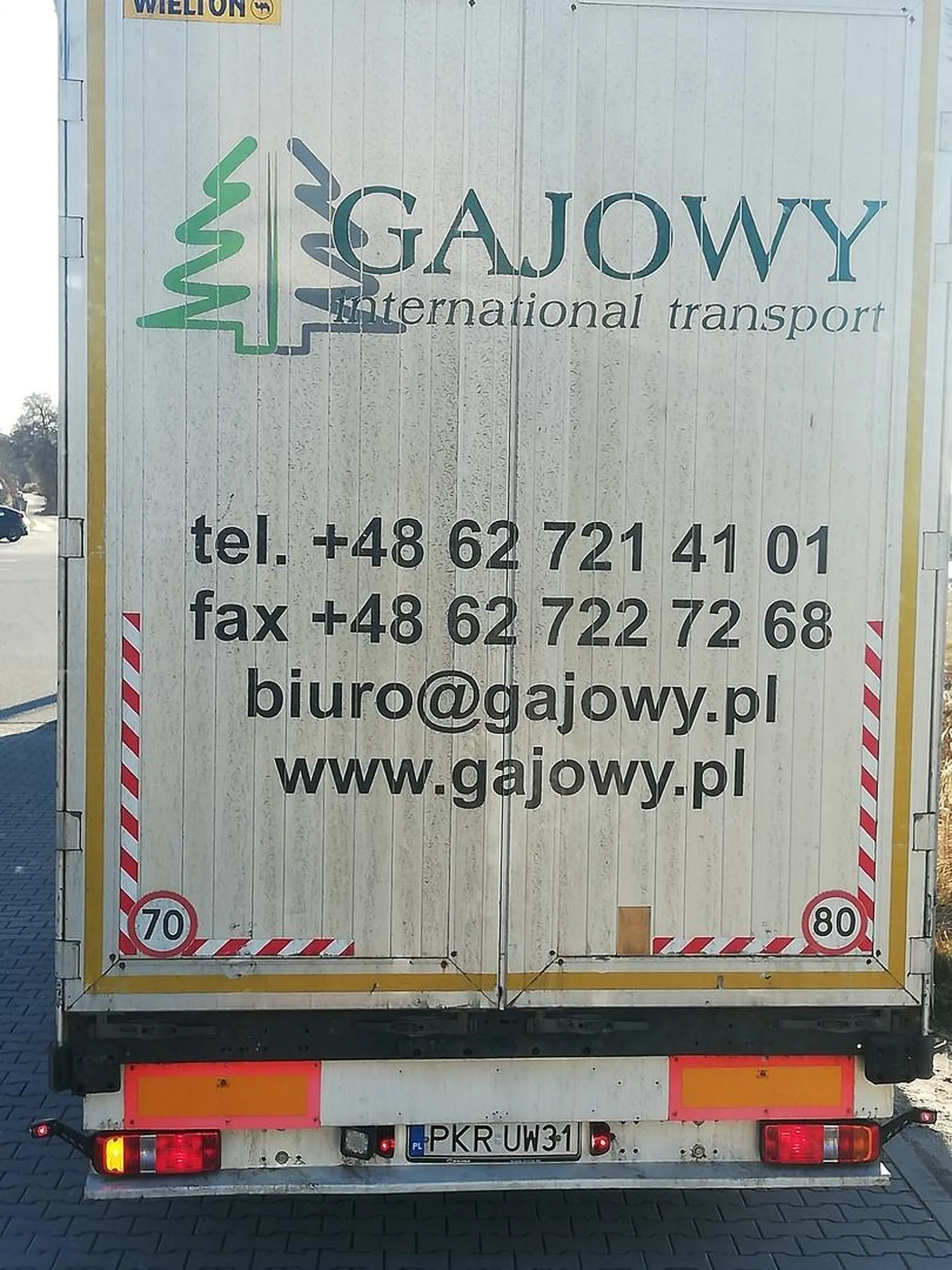 Kierowca chyba pracował kiedyś na sortowni śmieci bo traktuje swoje okno jako maszynę segregującą wywalając śmieci na jezdnię.