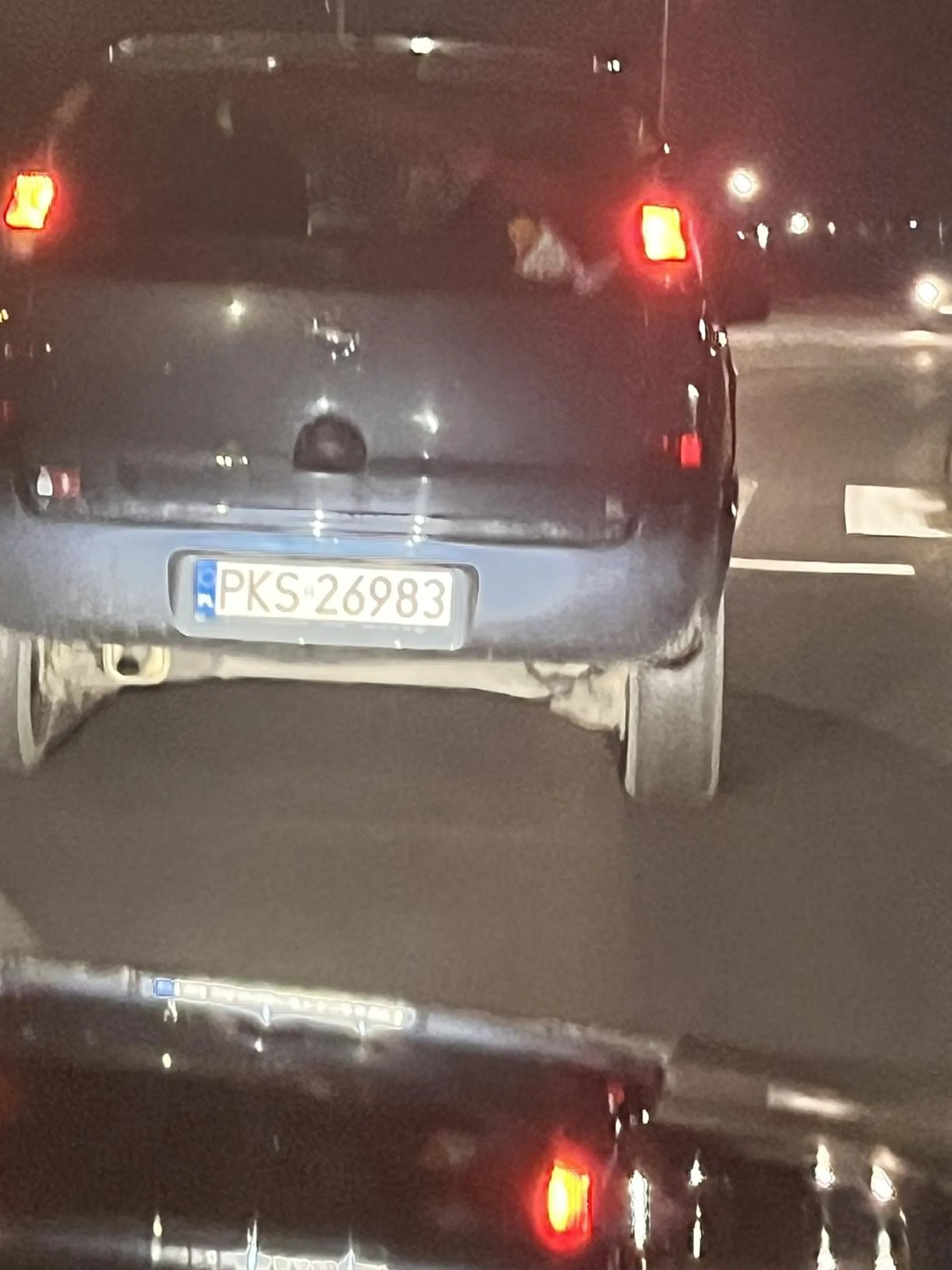 Kierowca cudem nie potrącił dwóch kobiet na pasach widząc że przechodzą  przez przejście dla pieszych.