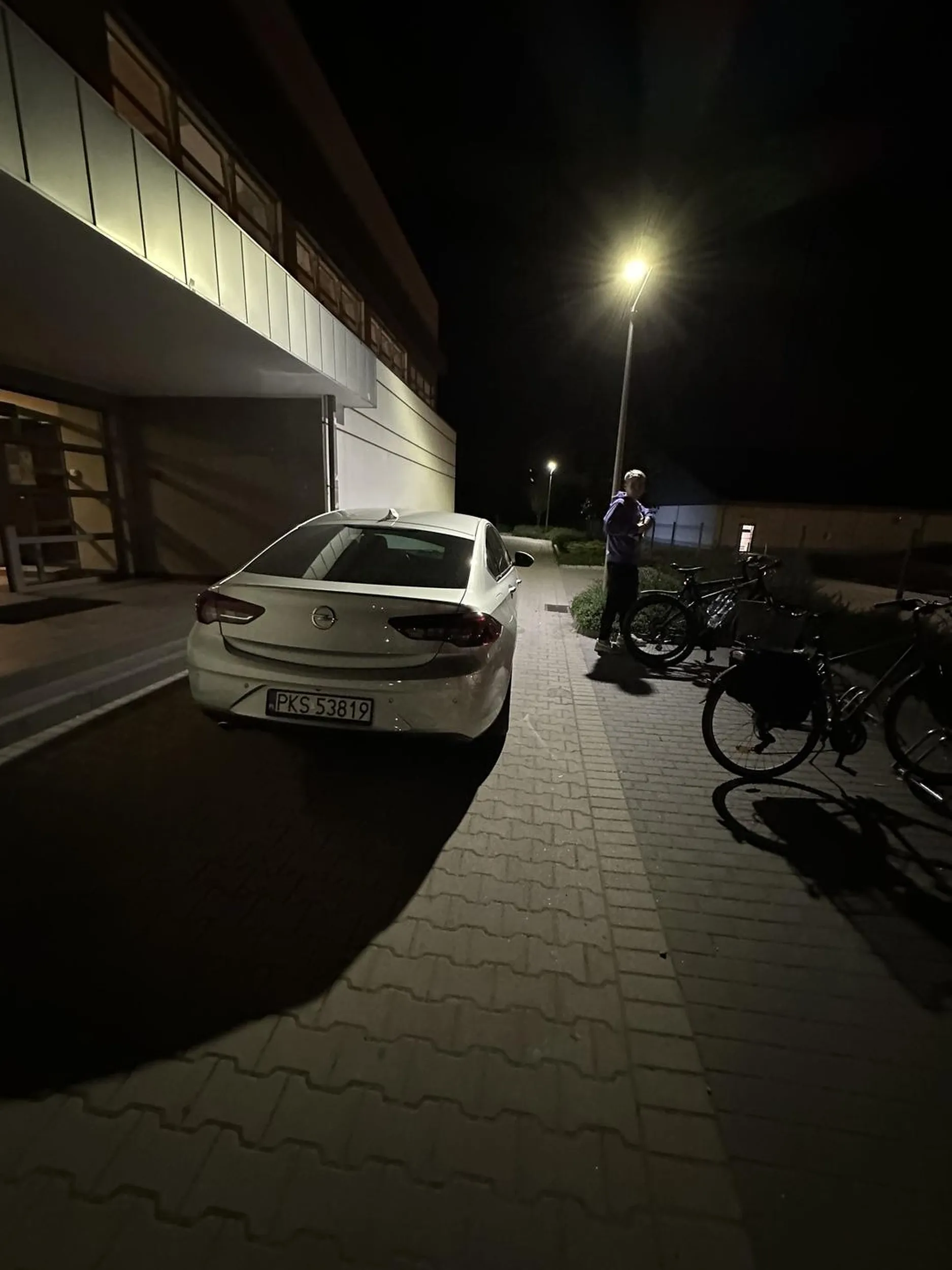 parkowanie na przejeździe, nie ma jak przejechać rowerem a co dopiero samochodem