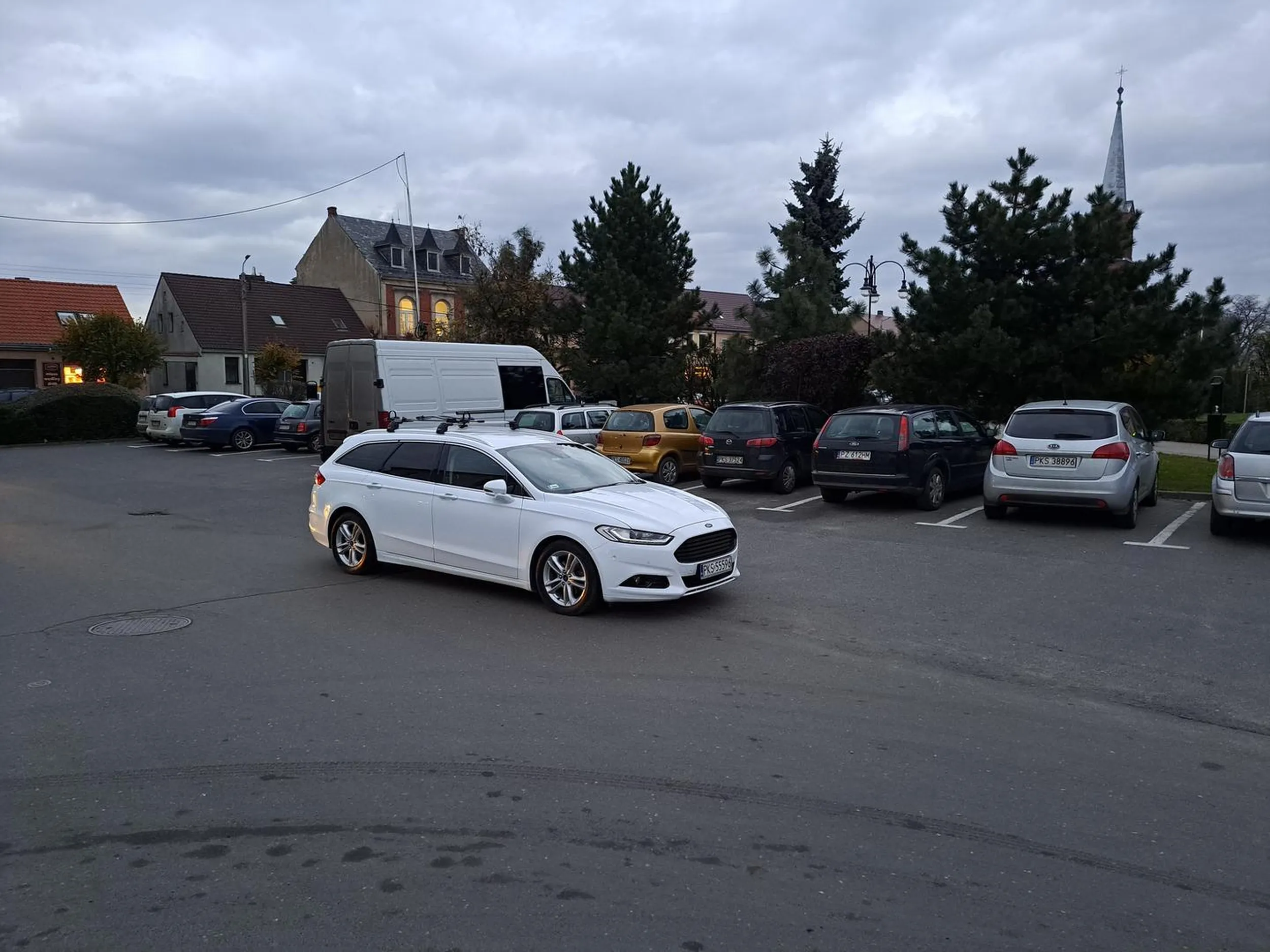 Patrzcie tę parówę jak zaparkowala swoj bolid... ? kpina. Obok parking świecił pustkami ba nawet koło mojego auta bylo miejsce ale nie wielmożny staje wzdłuż długośći parkingu po lewej i wzdłuż drogi jednokierunkowej gdzie auta dzieki temu pajacowi musialy się przeciskać. Kocham takich zacofańców.