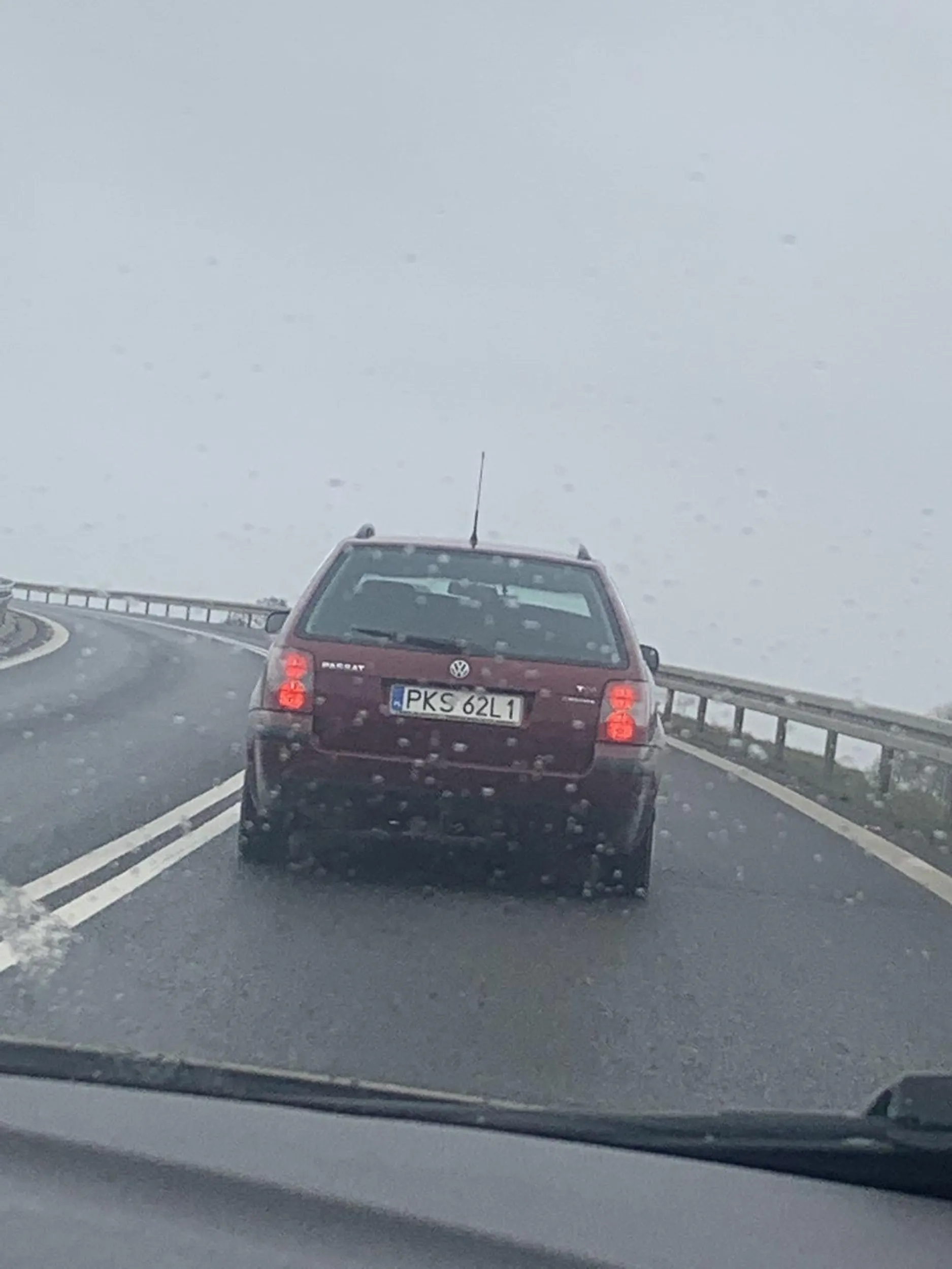 Wystawia pale przez szyberdach