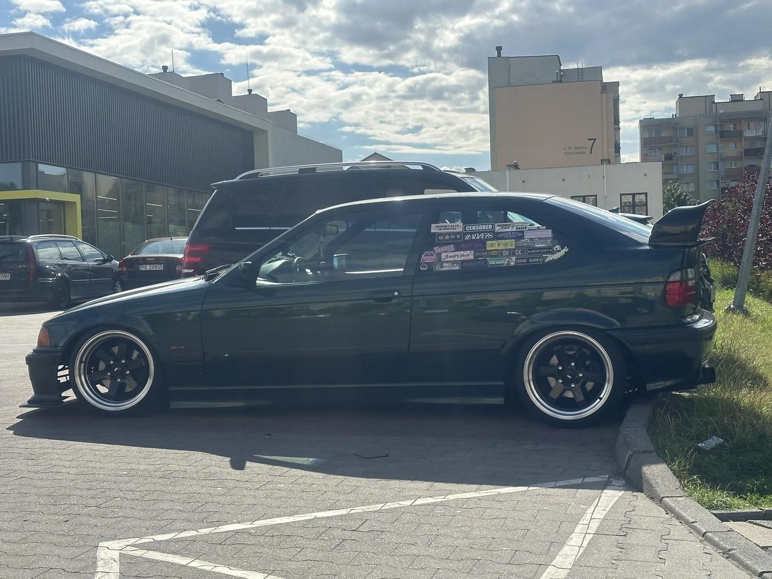 Jeszcze sobie przednia szybę palancie oklej !