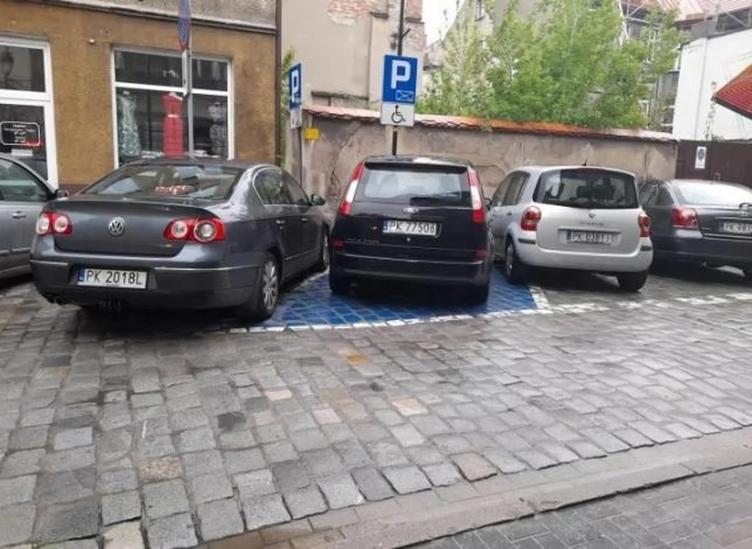 ciekawe po co te miejsca dla niepełnosprawnych robią takie szerokie...?