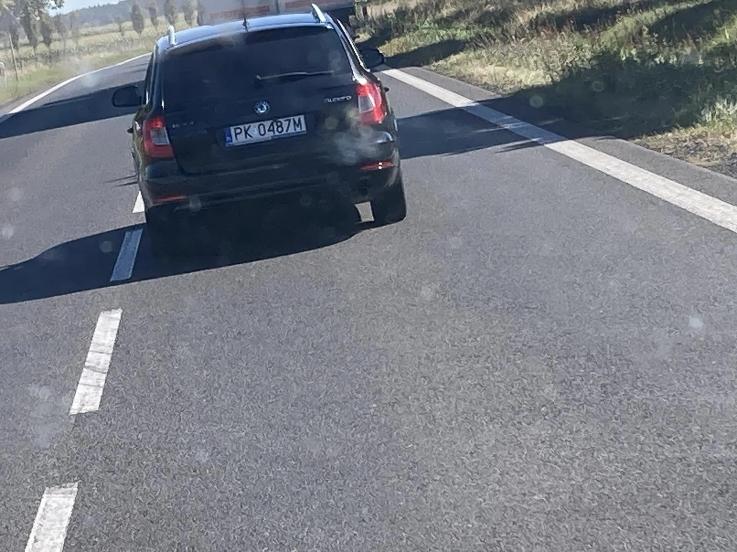 Gościu nie patrzy w lusterka jak zaczyna wyprzedzać mało by mnie nie zepchnął z drogi gdybym nie zahamował jak dostał sygnałem po uszach to pokazał środkowy palec coś chyba zły dzień miał albo problemy z głowa ?