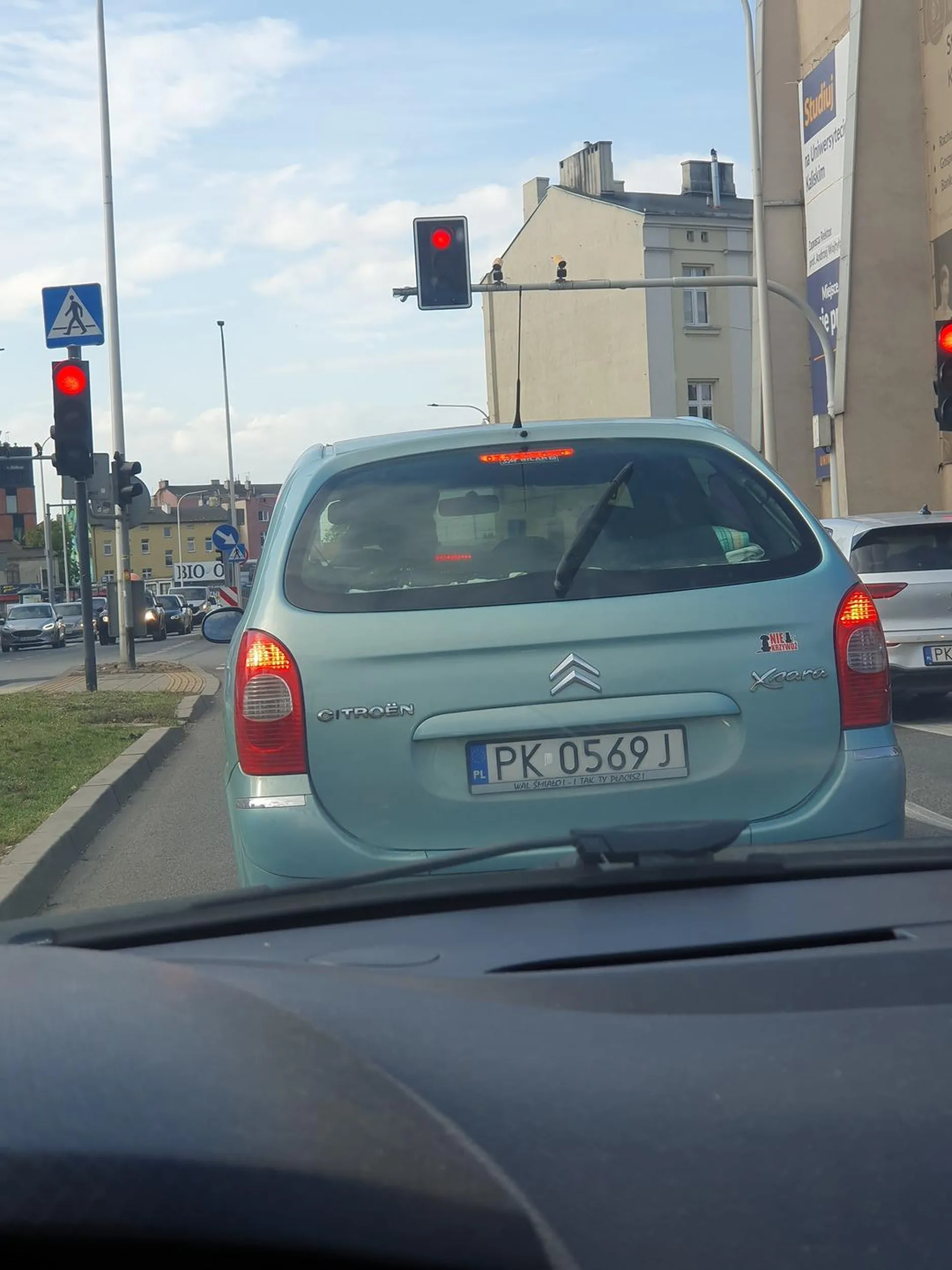 Zjeb zajeżdża drogę i przyśpiesza przy wyprzedzaniu